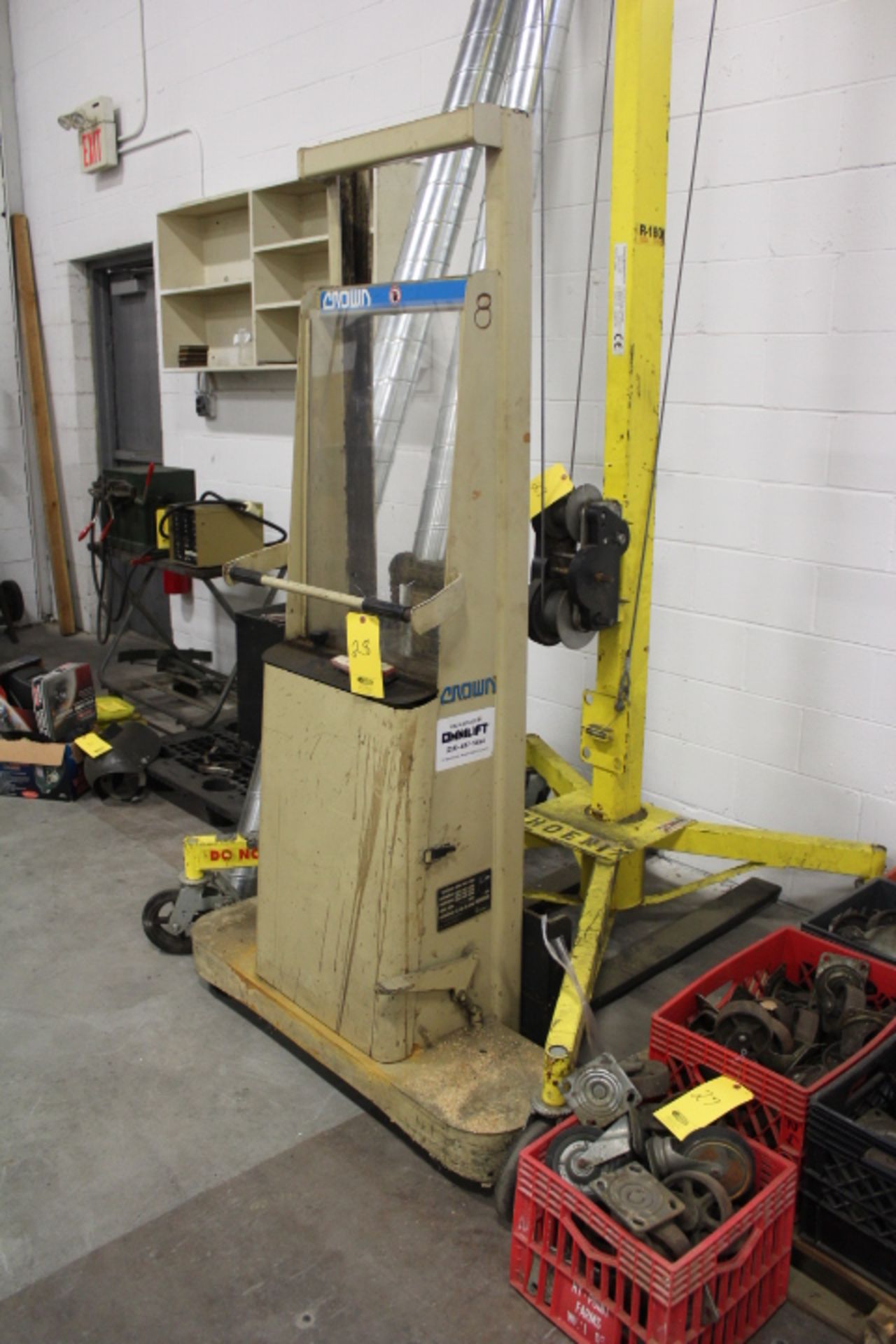 CROWN 15BS PALLET LIFT NEEDS BATTERY