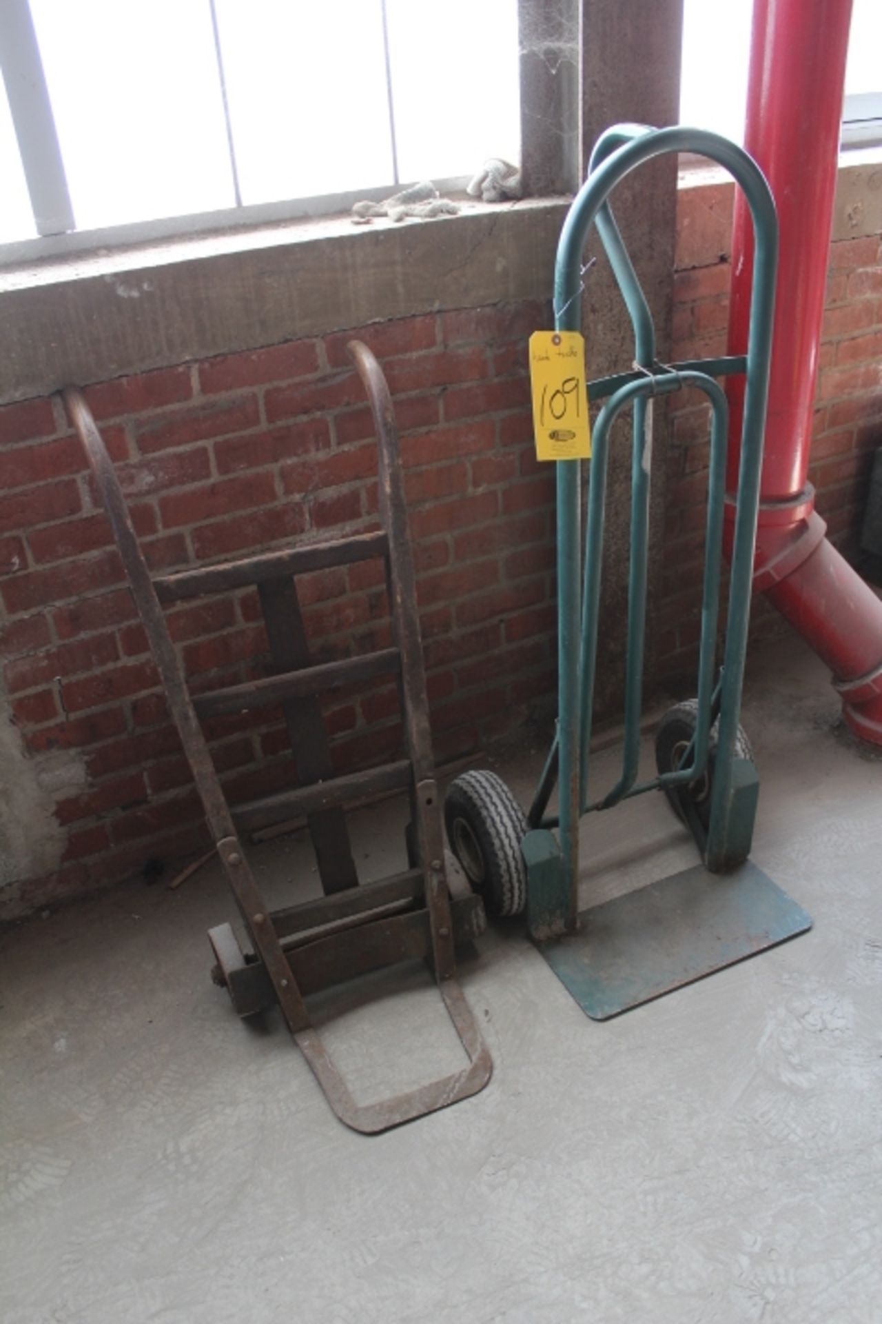 2-HAND TRUCKS