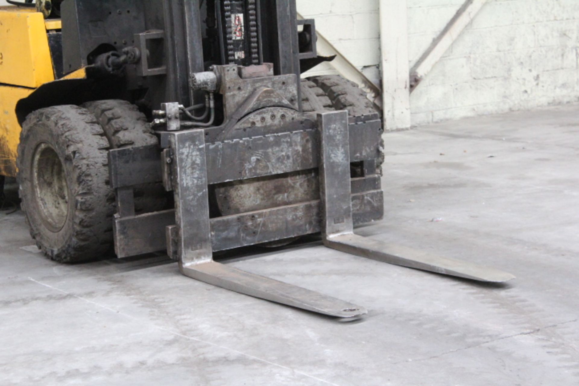 YALE GDP080LCJZBE085, DUAL PNEUM. TIRE LIFT, 8000# CAP., WITH CASCADE ROTATOR-NEEDS MINOR REPAIRS - Image 2 of 5