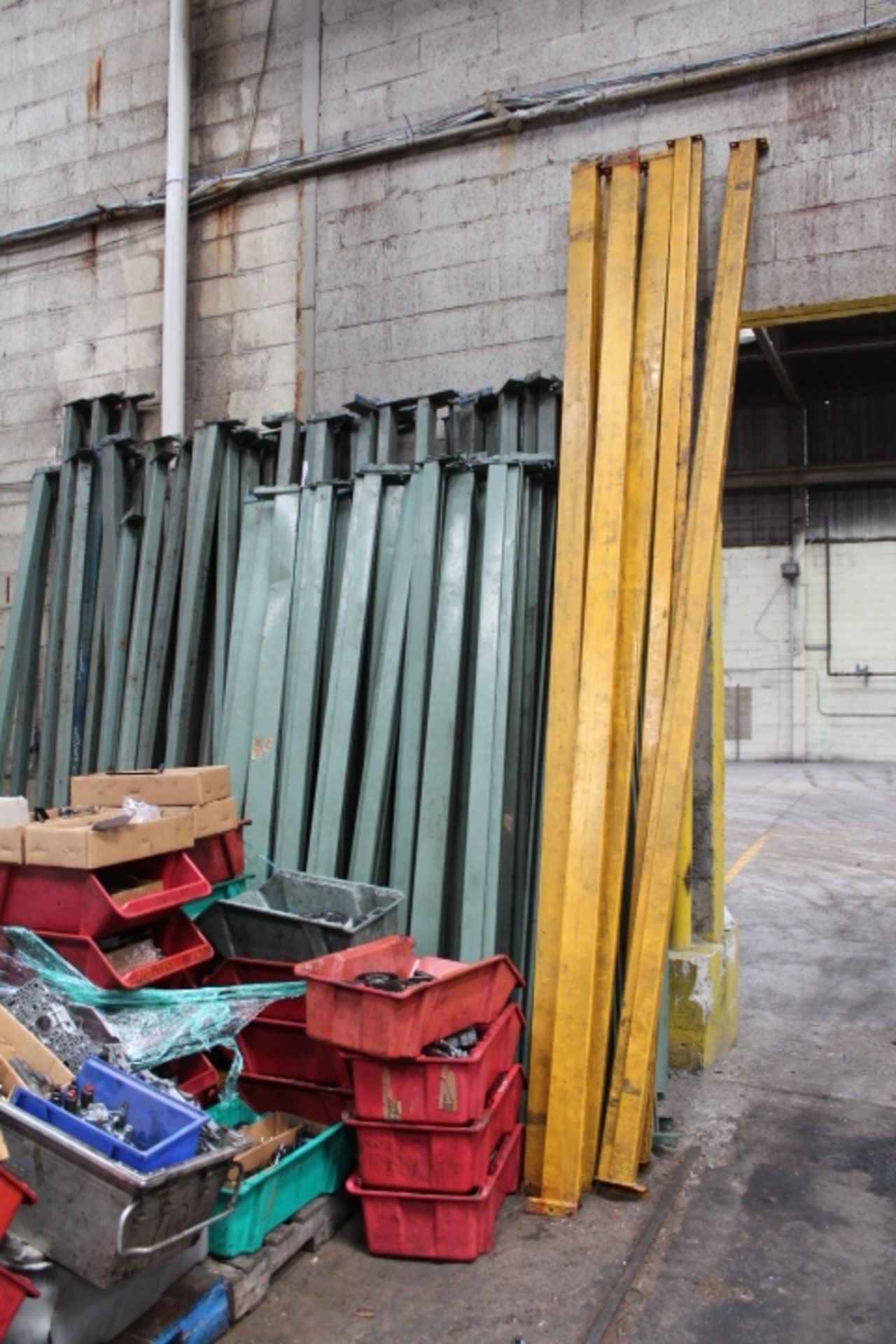 APPROX 24 ASSORTED SIZE PALLET RACK UPRIGHTS AND APPROX 125 ASSORTED CROSS BEAMS - Bild 3 aus 7