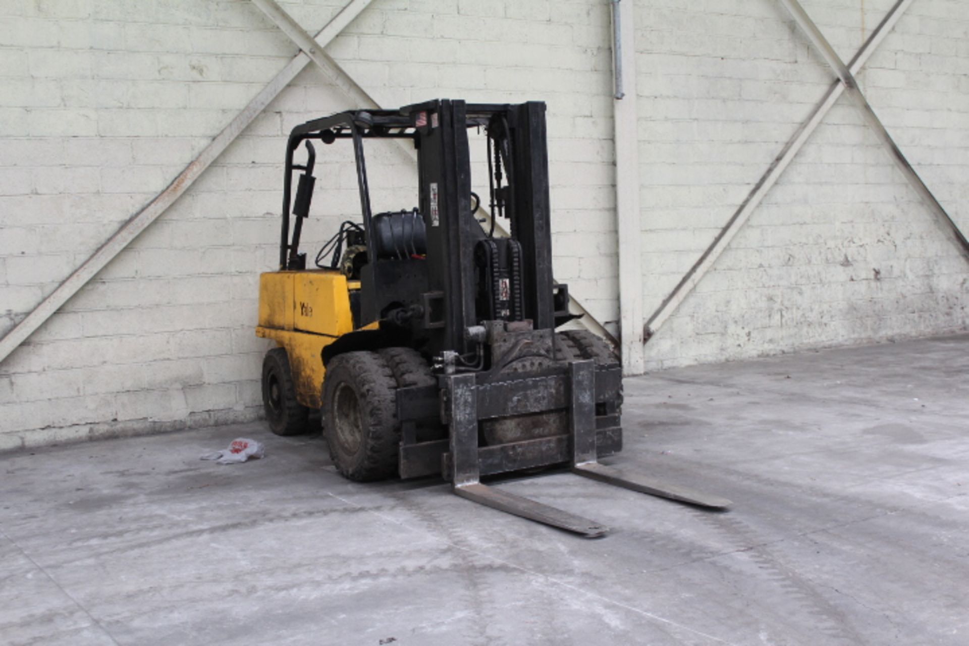 YALE GDP080LCJZBE085, DUAL PNEUM. TIRE LIFT, 8000# CAP., WITH CASCADE ROTATOR-NEEDS MINOR REPAIRS