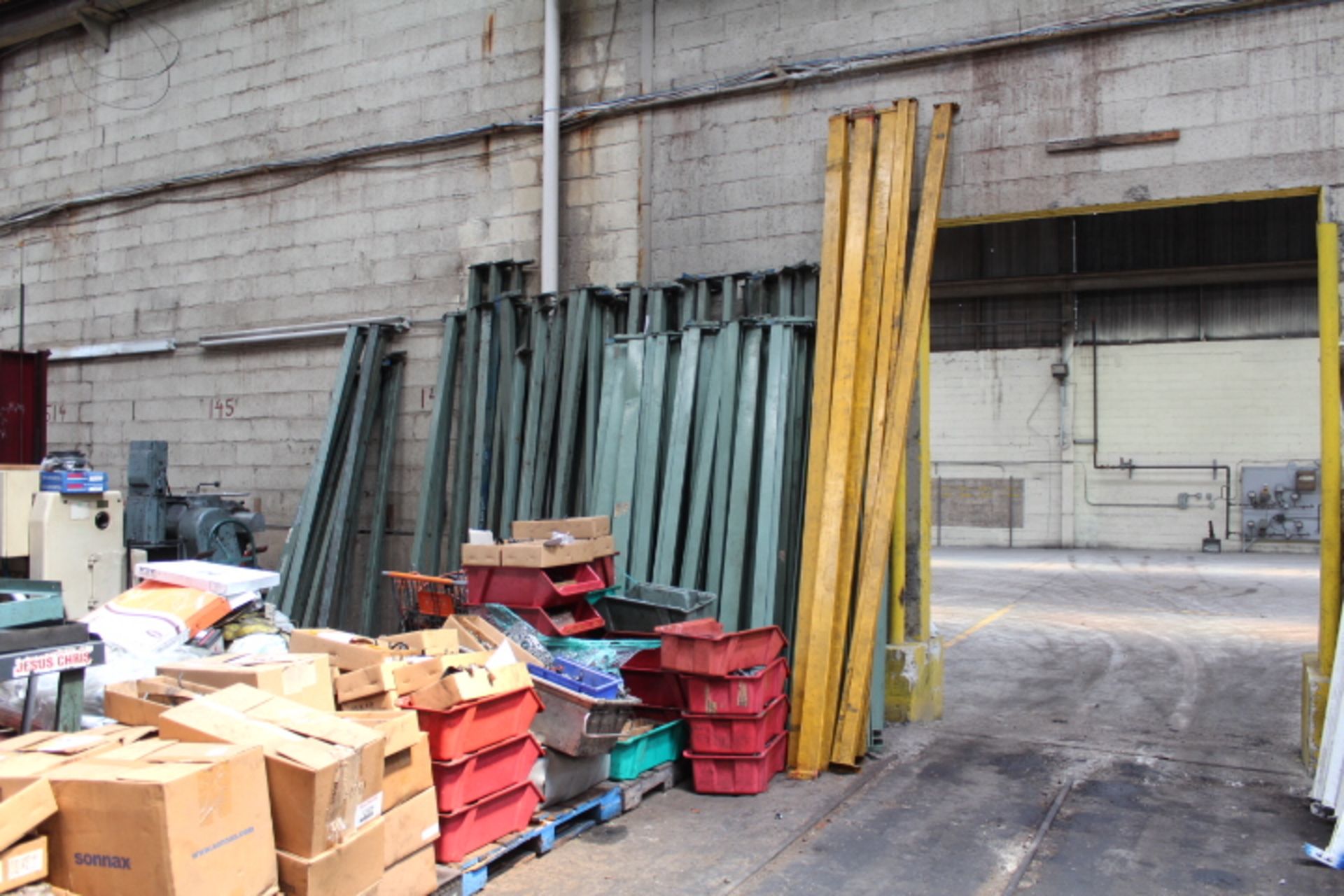 APPROX 24 ASSORTED SIZE PALLET RACK UPRIGHTS AND APPROX 125 ASSORTED CROSS BEAMS - Bild 7 aus 7