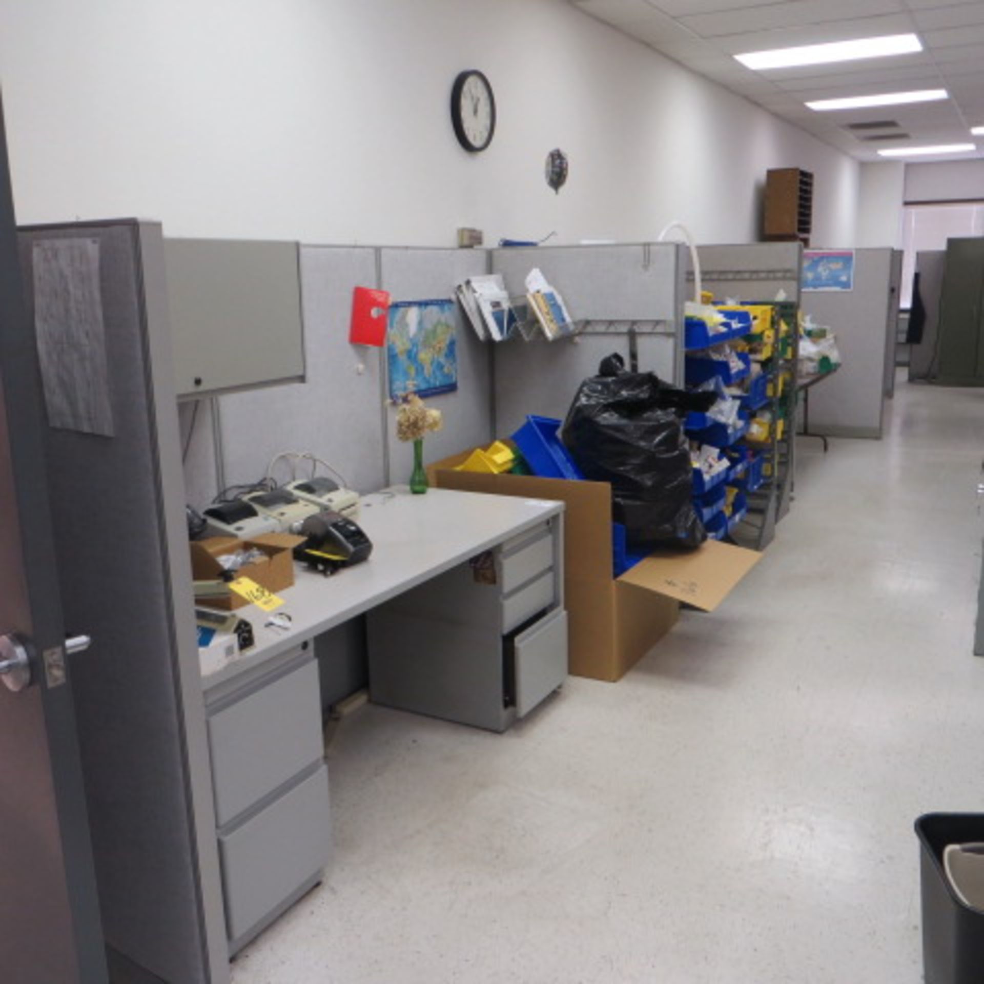 WORKSTATION PANELS ALONG THE WALL & 2 WORKTOPS - Image 2 of 4