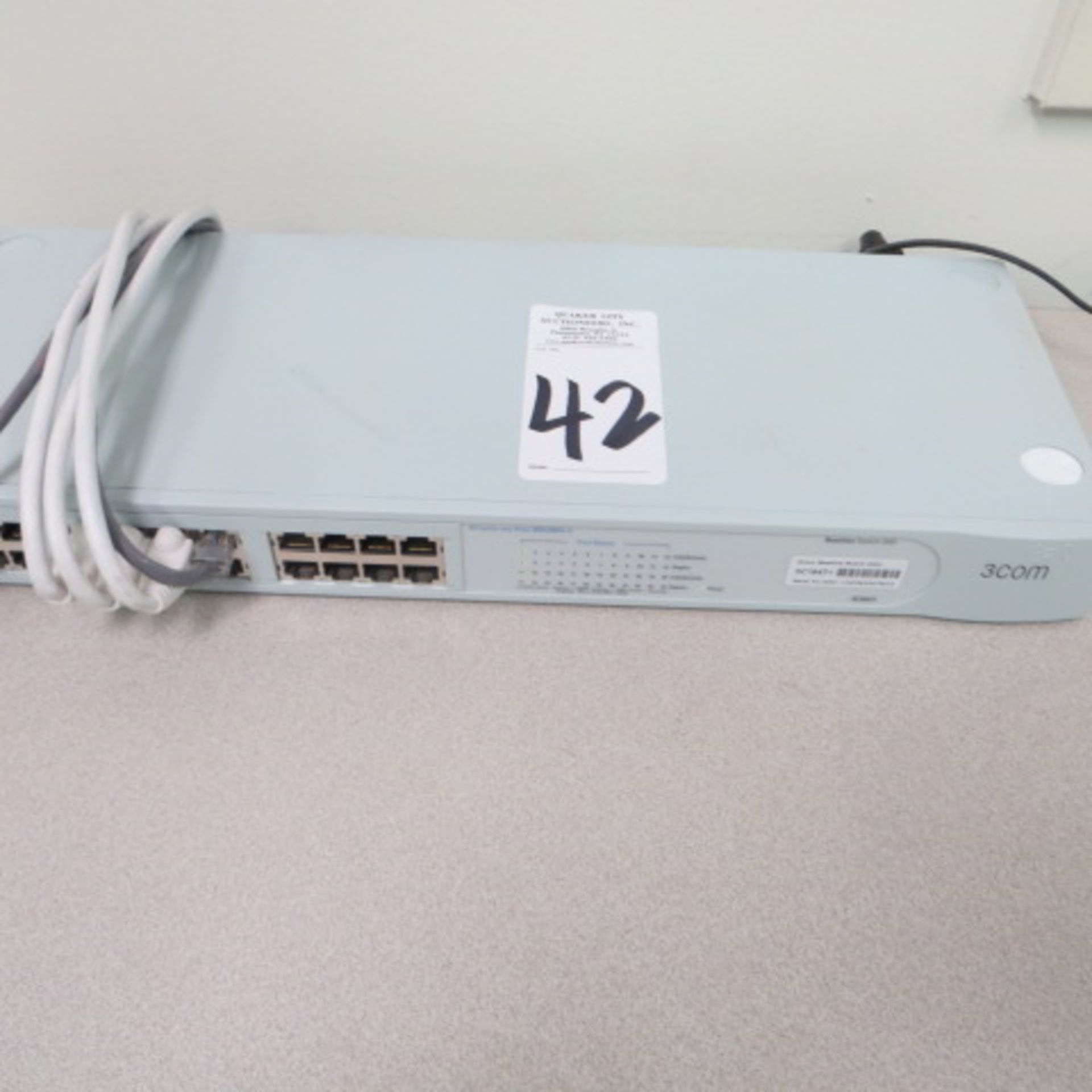 D-LINK DGS 1024G GIGABIT SWITCH & 2 3 COM BASELINE SWITCHES 2824 & 2024 - Image 2 of 2