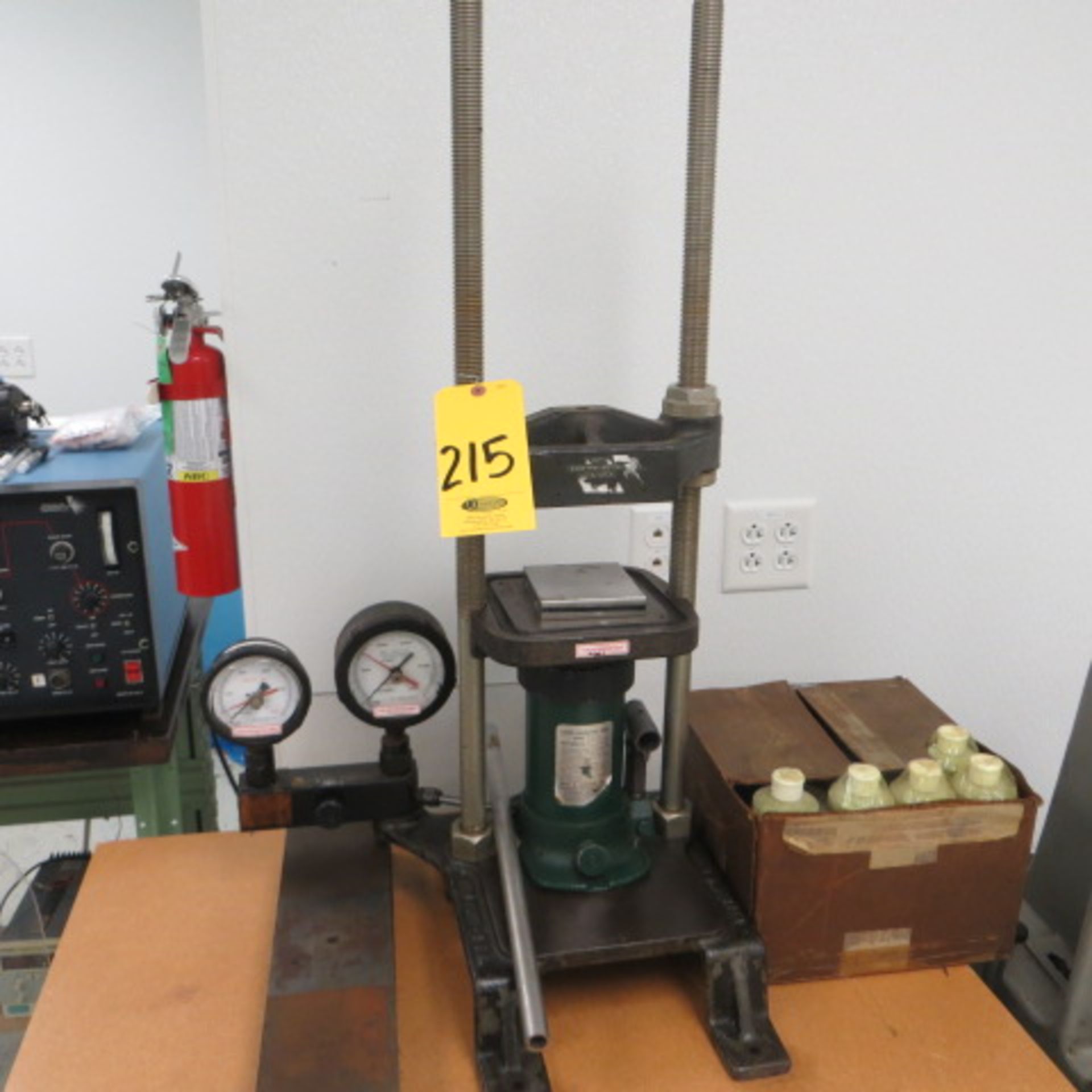 CARVER MODEL 3 LAB PRESS WITH OILS AND GAUGE