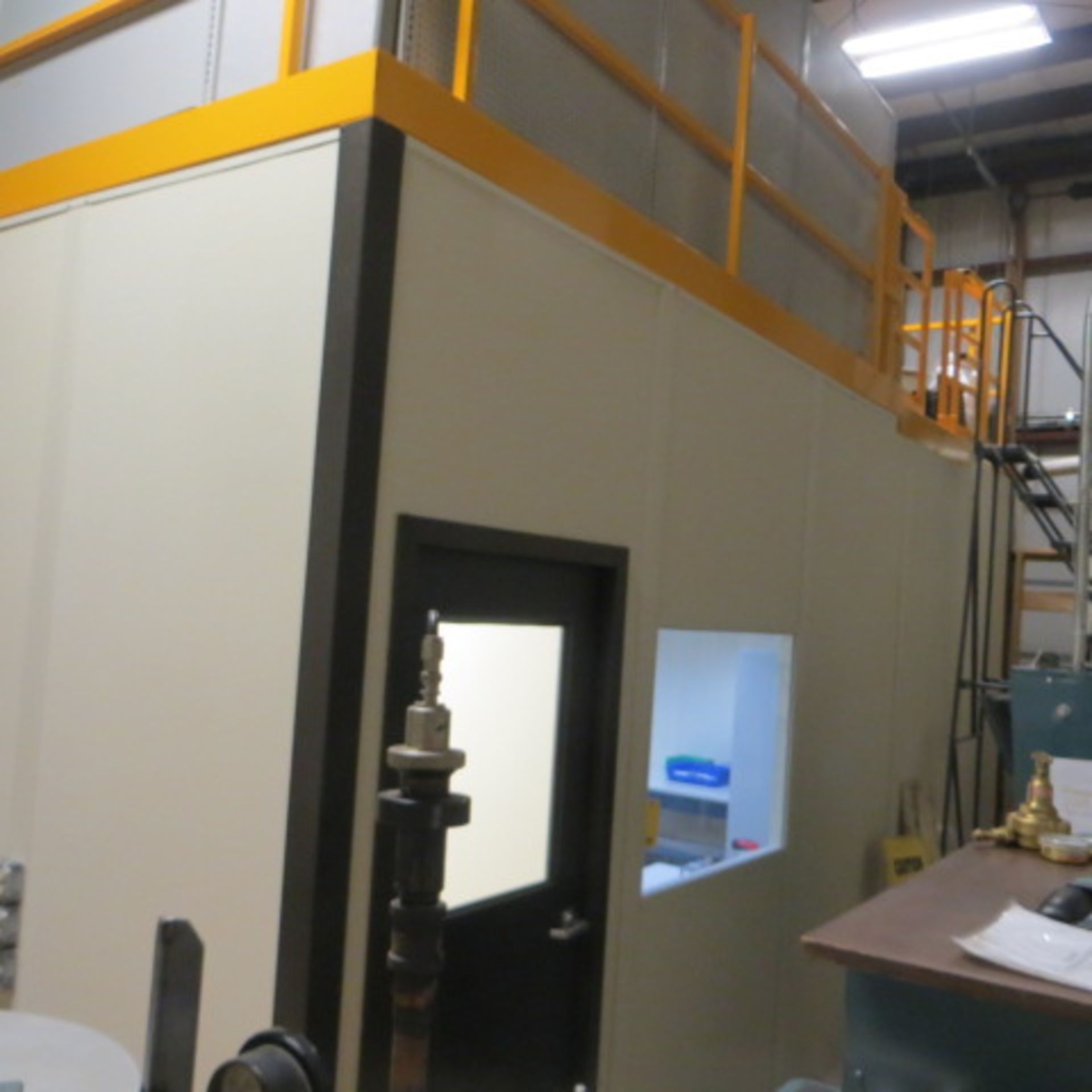20' X 15' MODULAR CLEAN ROOM 2-SIDED ACCESS AND MEZZANINE STORAGE TOP AND HEPA FILTER UNIT - Bild 4 aus 6