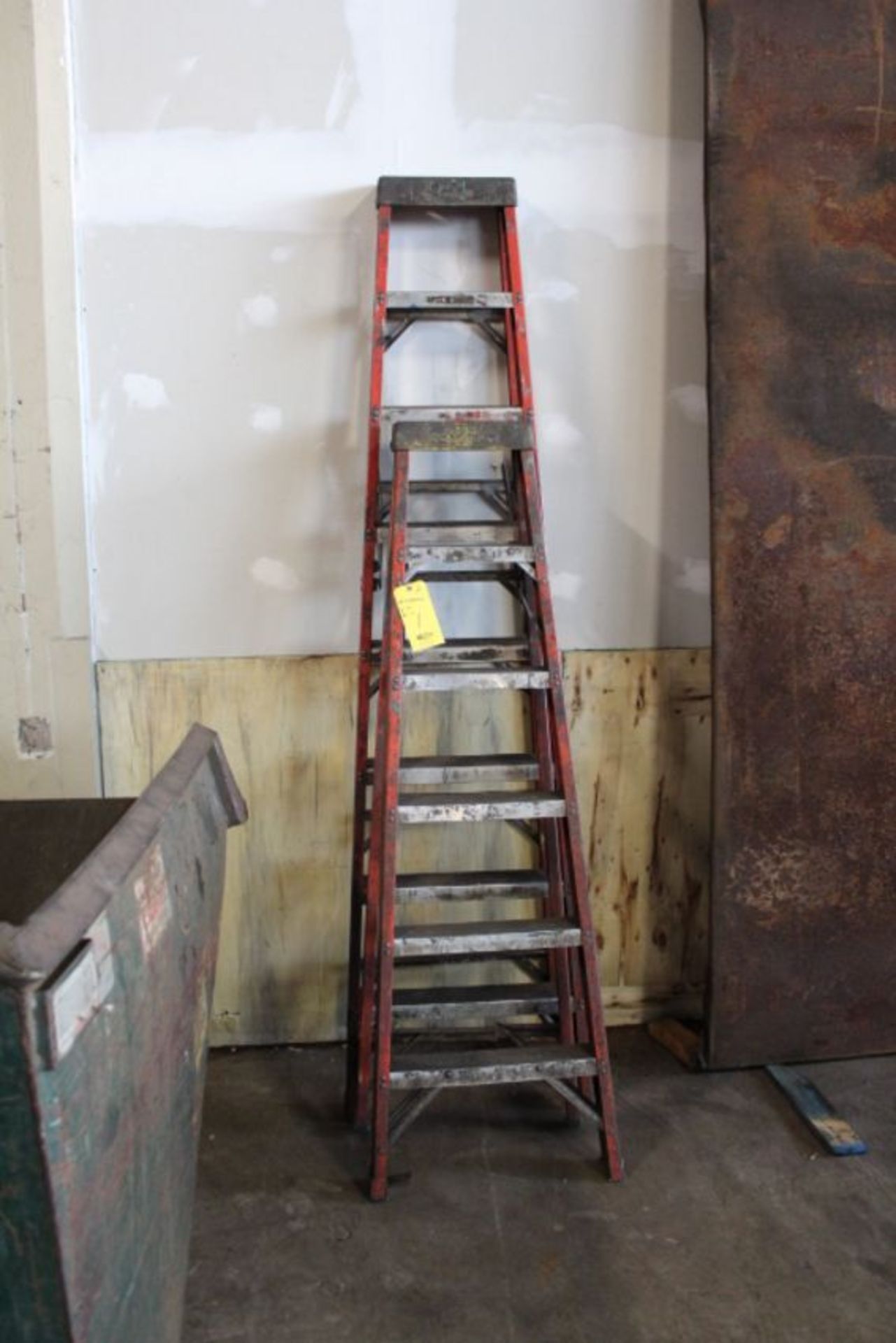 6 & 8' FIBERGLASS A-FRAME LADDERS