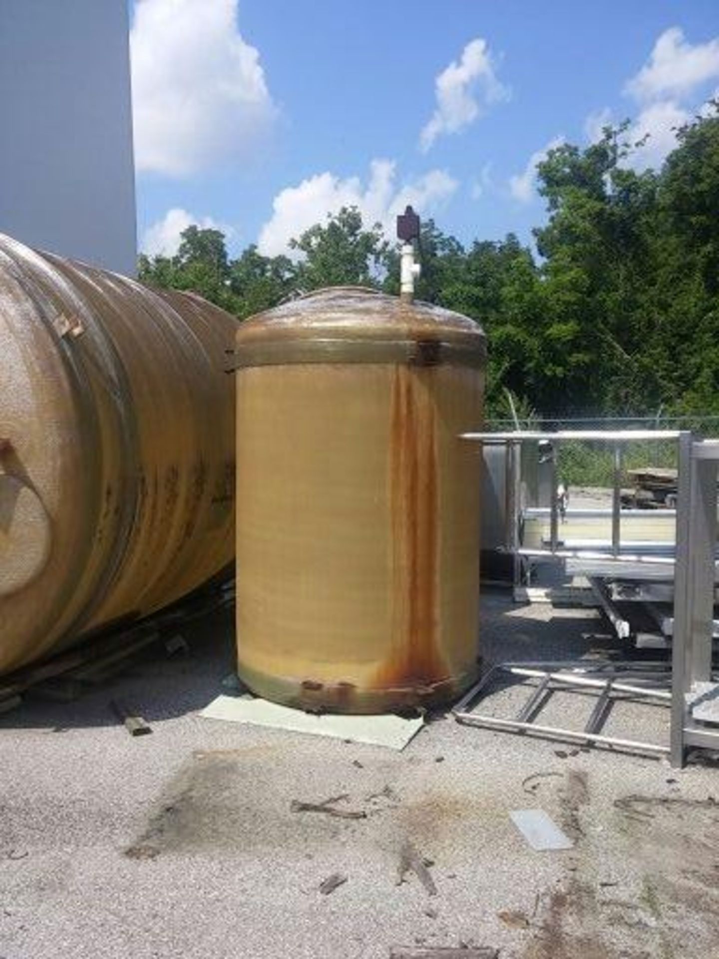 1100 Gal Fiberglass Tank - Image 2 of 2