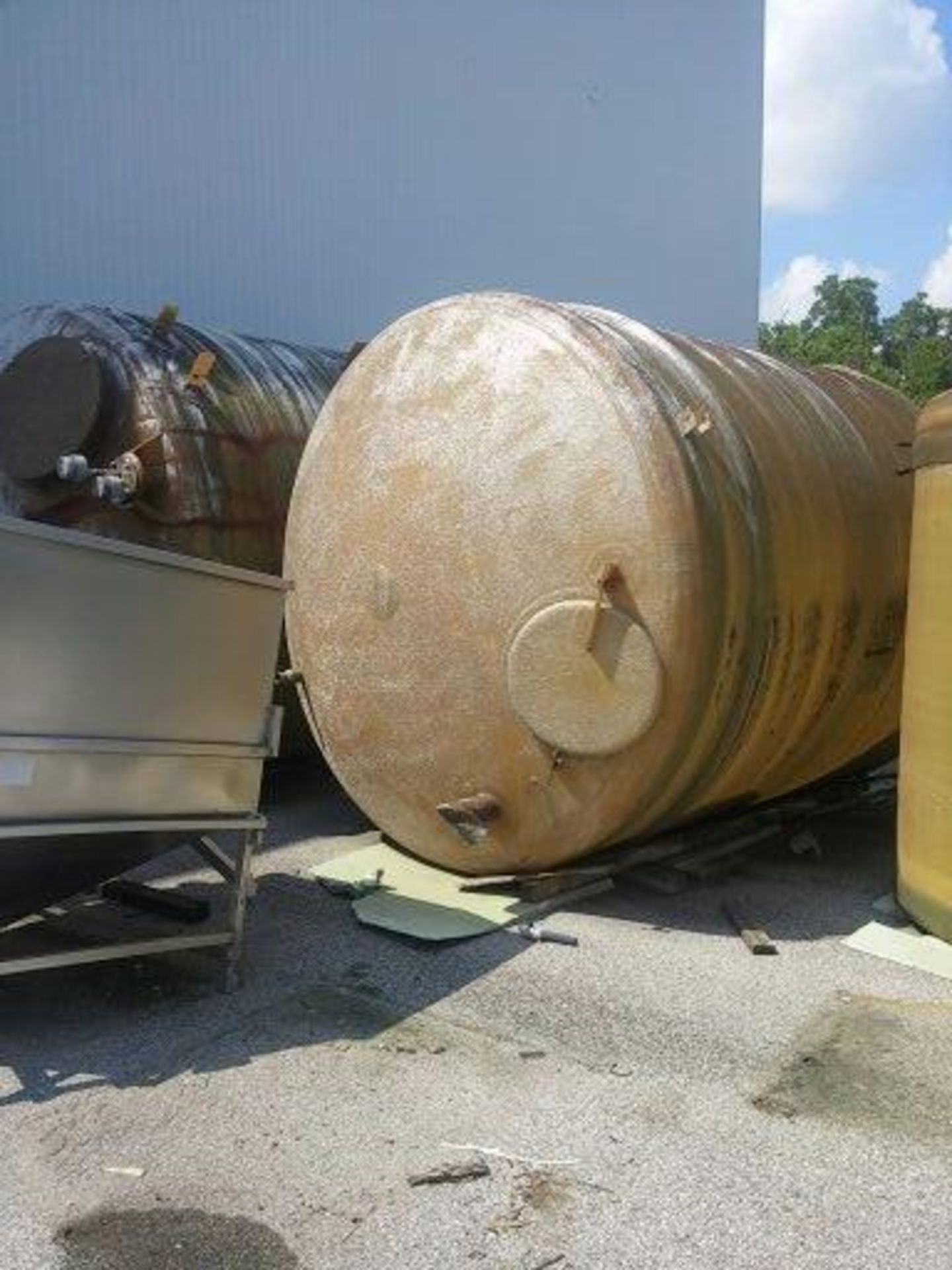 5500 Gal Fiberglass tank - Image 2 of 3