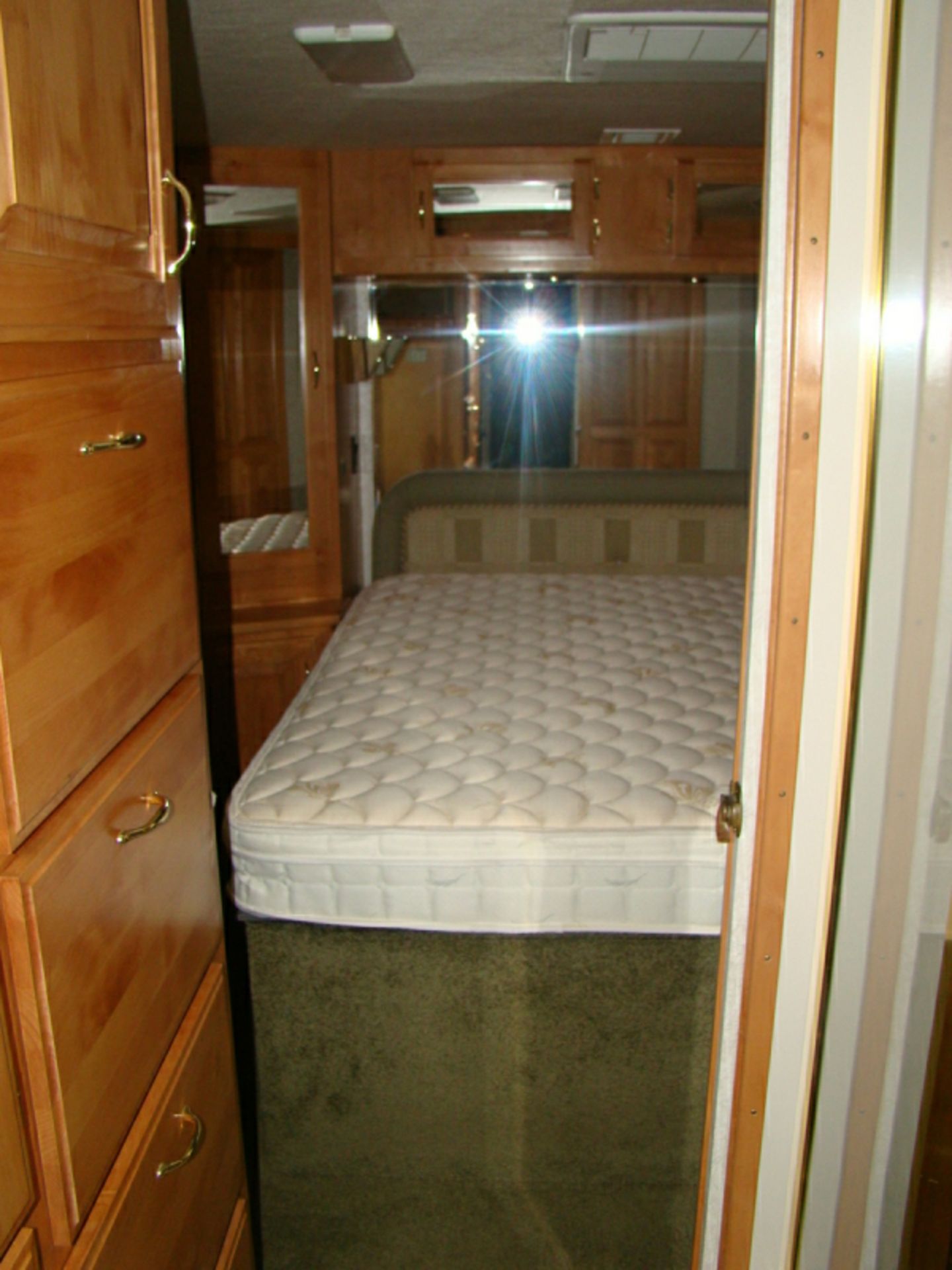 2001 Safari Zanzibar motor home 38ft, 330hp Cat diesel motor, 6 spd Allison transmission, 56,248 - Image 17 of 37