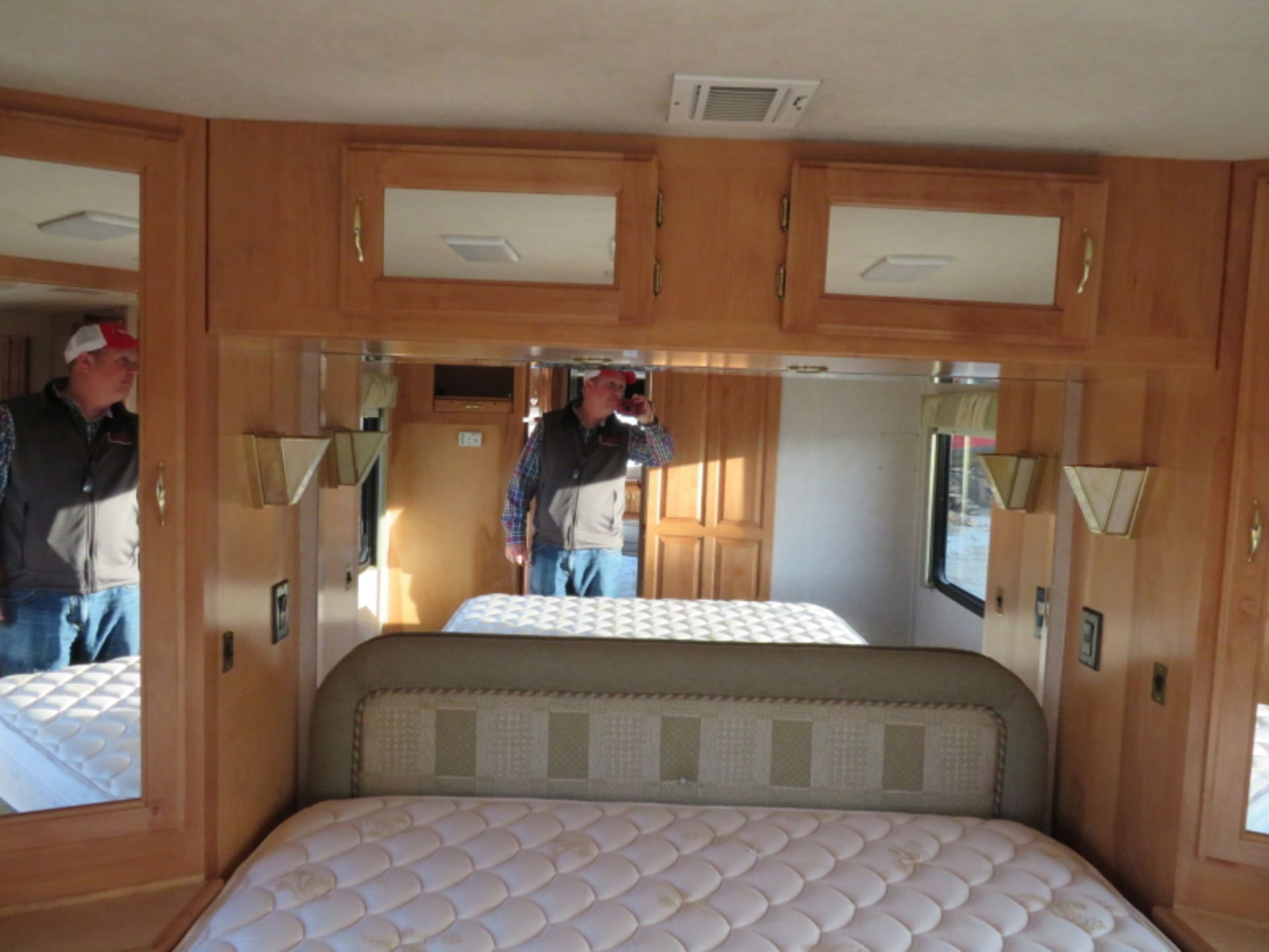 2001 Safari Zanzibar motor home 38ft, 330hp Cat diesel motor, 6 spd Allison transmission, 56,248 - Image 29 of 37