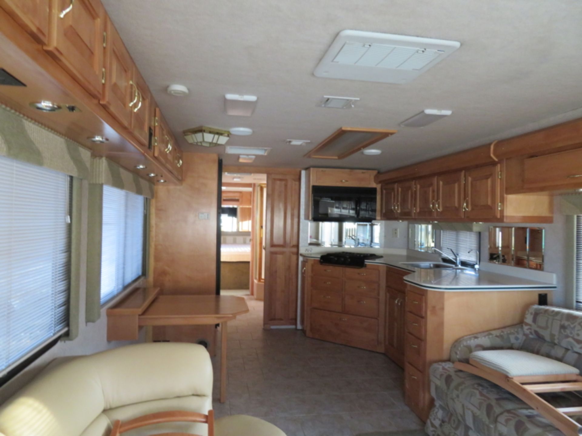 2001 Safari Zanzibar motor home 38ft, 330hp Cat diesel motor, 6 spd Allison transmission, 56,248 - Image 27 of 37