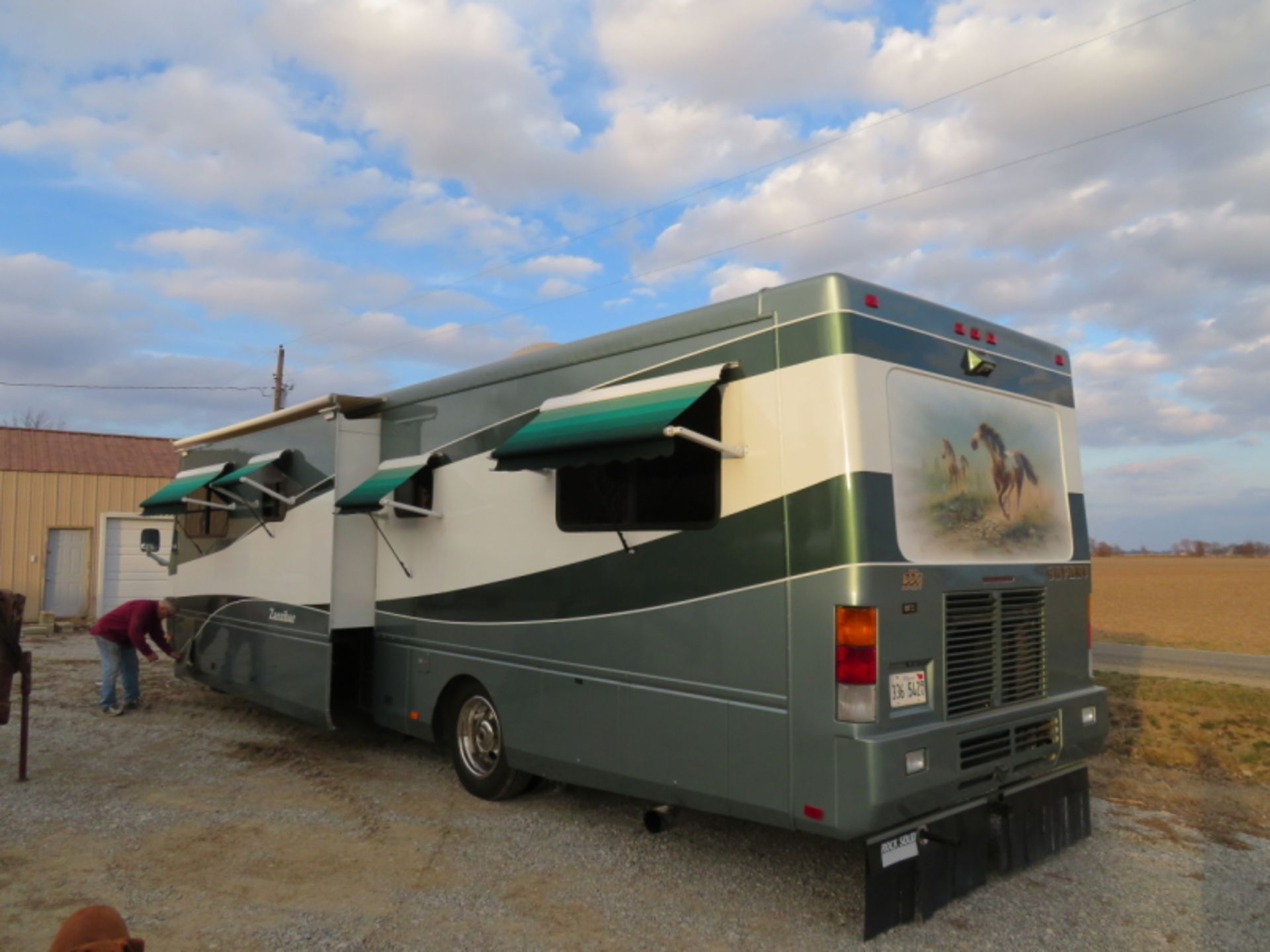 2001 Safari Zanzibar motor home 38ft, 330hp Cat diesel motor, 6 spd Allison transmission, 56,248 - Image 34 of 37