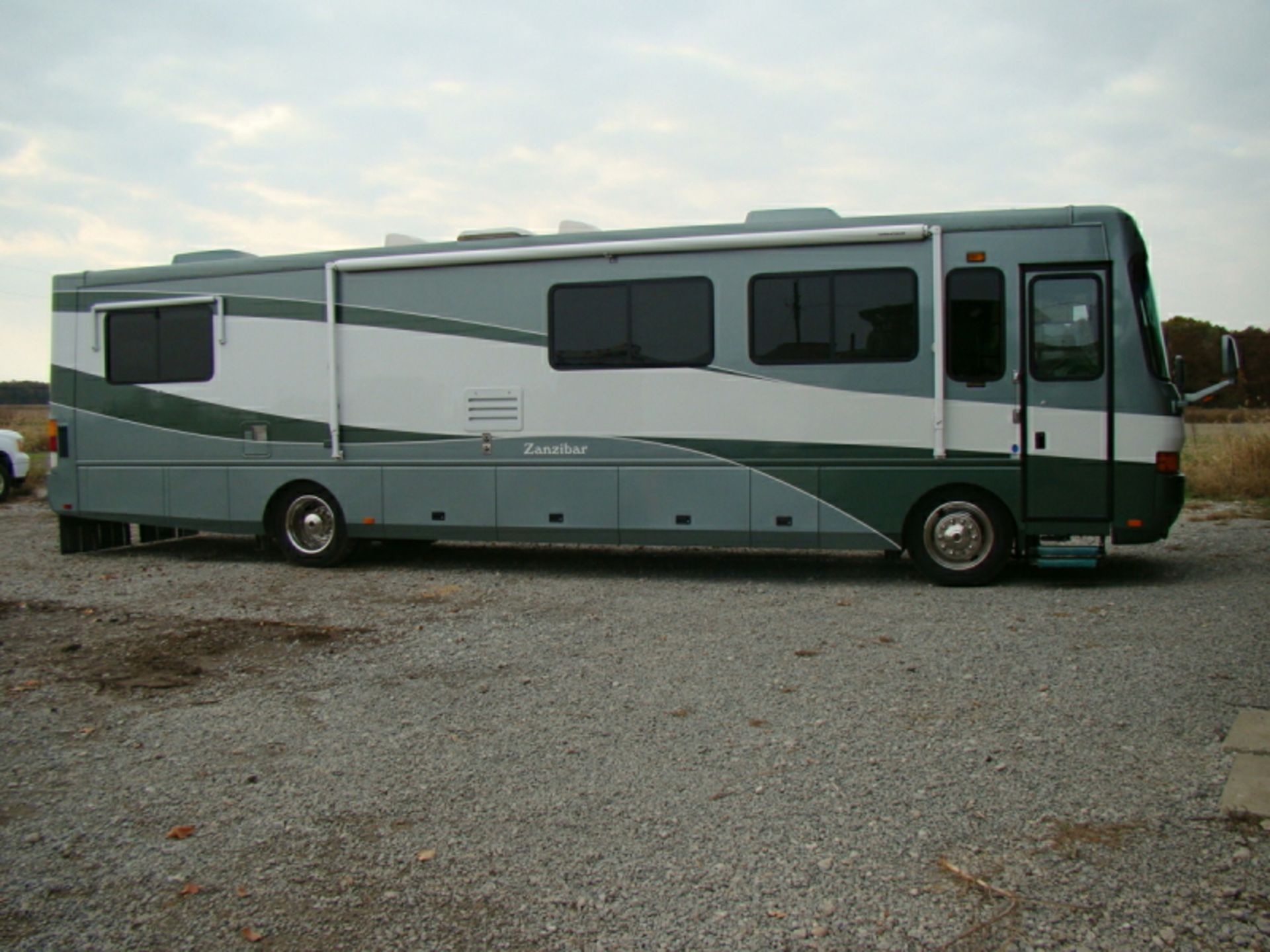 2001 Safari Zanzibar motor home 38ft, 330hp Cat diesel motor, 6 spd Allison transmission, 56,248 - Image 2 of 37