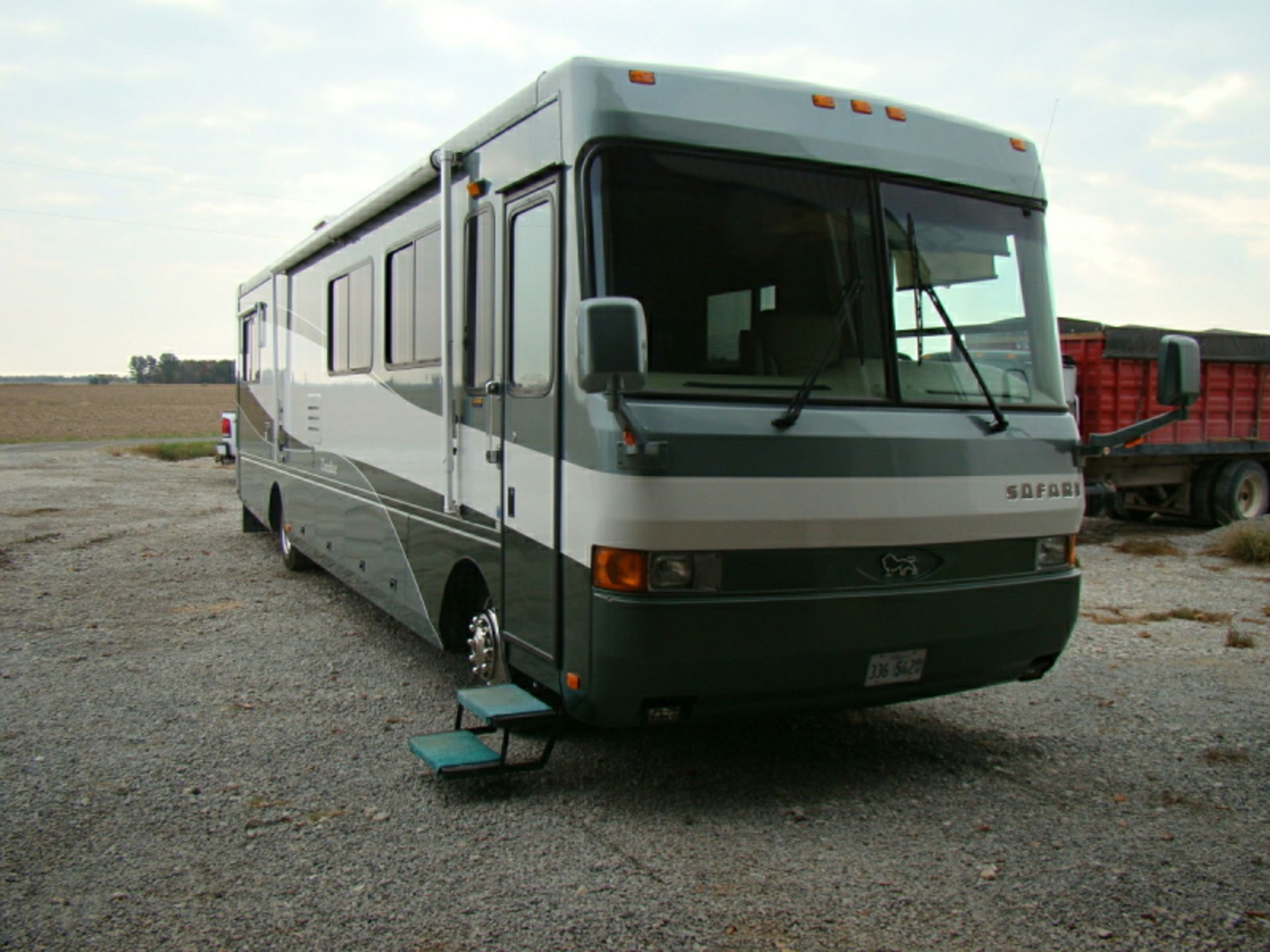 2001 Safari Zanzibar motor home 38ft, 330hp Cat diesel motor, 6 spd Allison transmission, 56,248 - Image 3 of 37