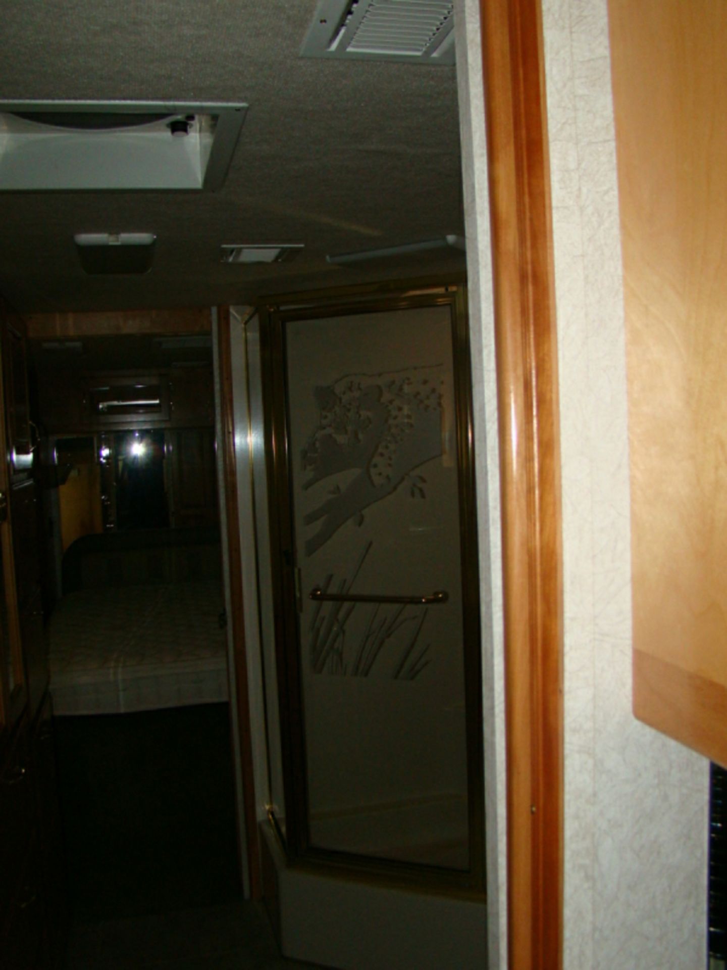 2001 Safari Zanzibar motor home 38ft, 330hp Cat diesel motor, 6 spd Allison transmission, 56,248 - Image 16 of 37