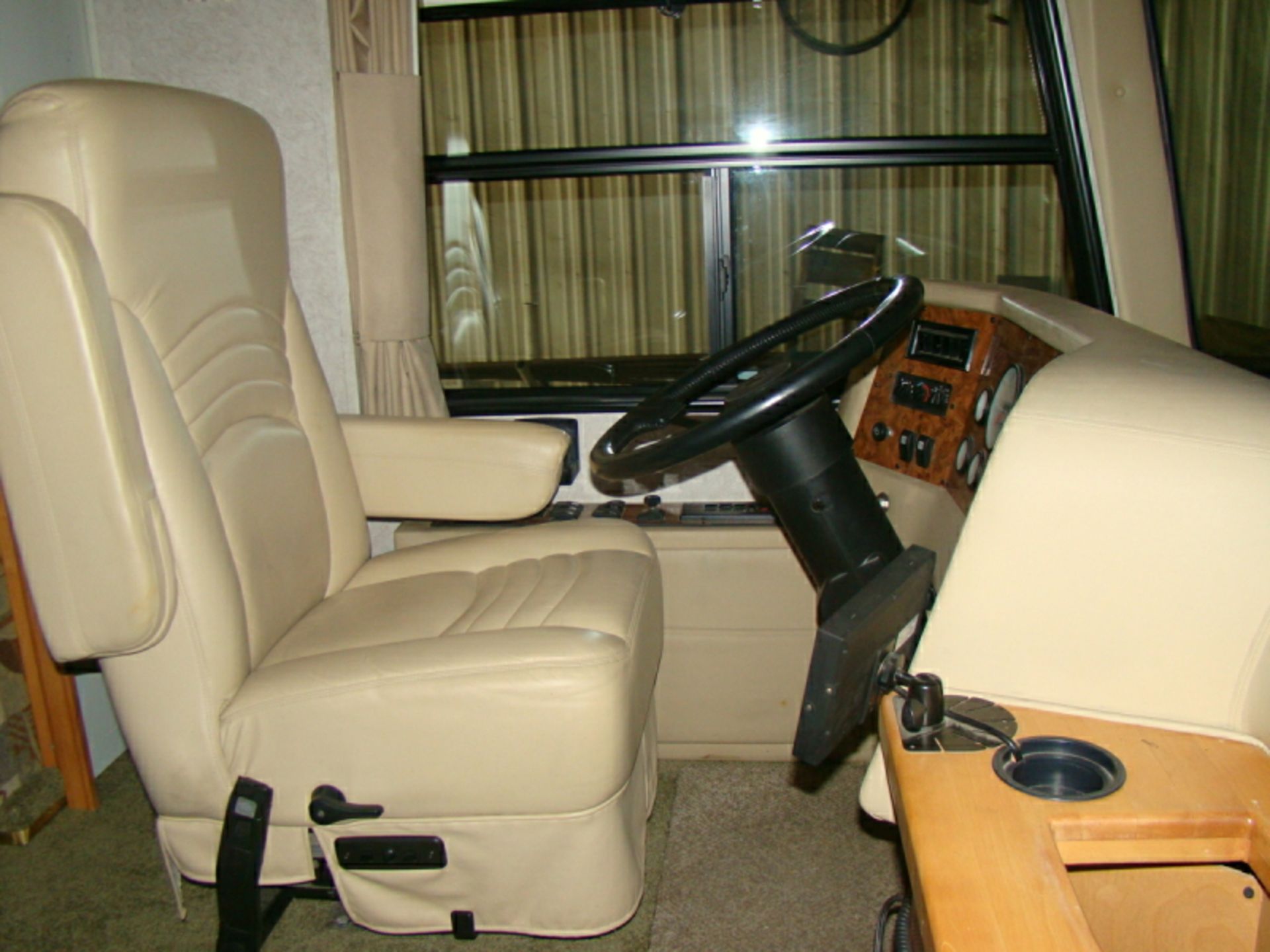 2001 Safari Zanzibar motor home 38ft, 330hp Cat diesel motor, 6 spd Allison transmission, 56,248 - Image 9 of 37