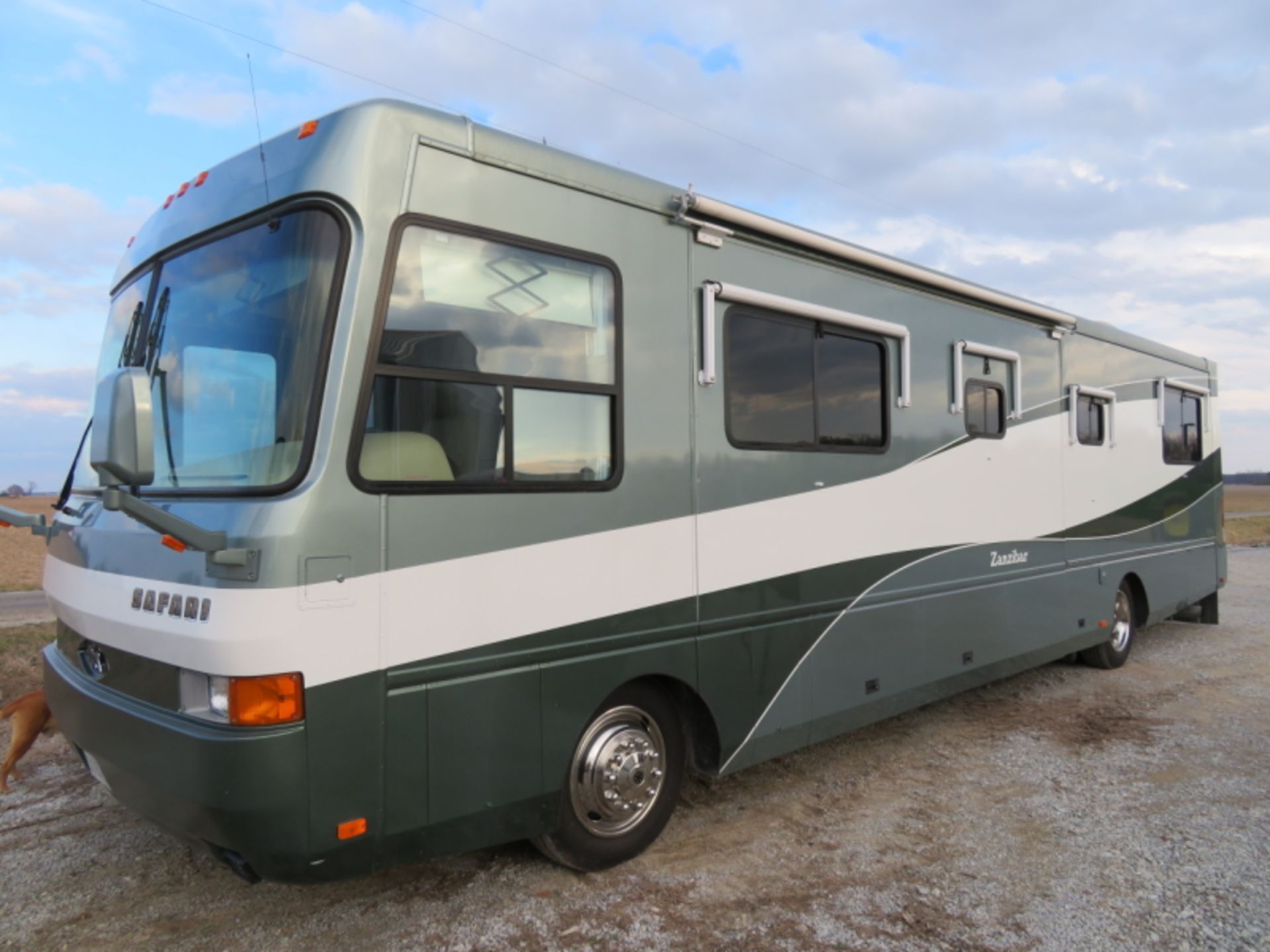 2001 Safari Zanzibar motor home 38ft, 330hp Cat diesel motor, 6 spd Allison transmission, 56,248 - Image 20 of 37