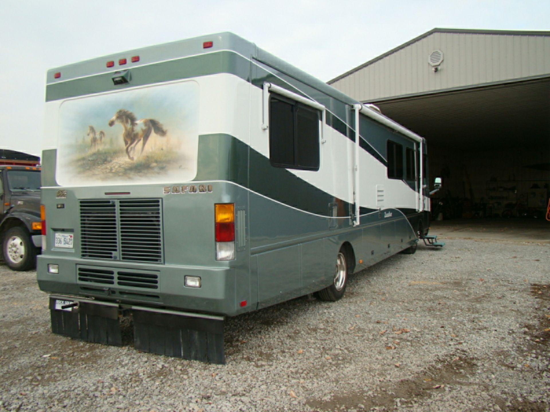 2001 Safari Zanzibar motor home 38ft, 330hp Cat diesel motor, 6 spd Allison transmission, 56,248 - Image 8 of 37