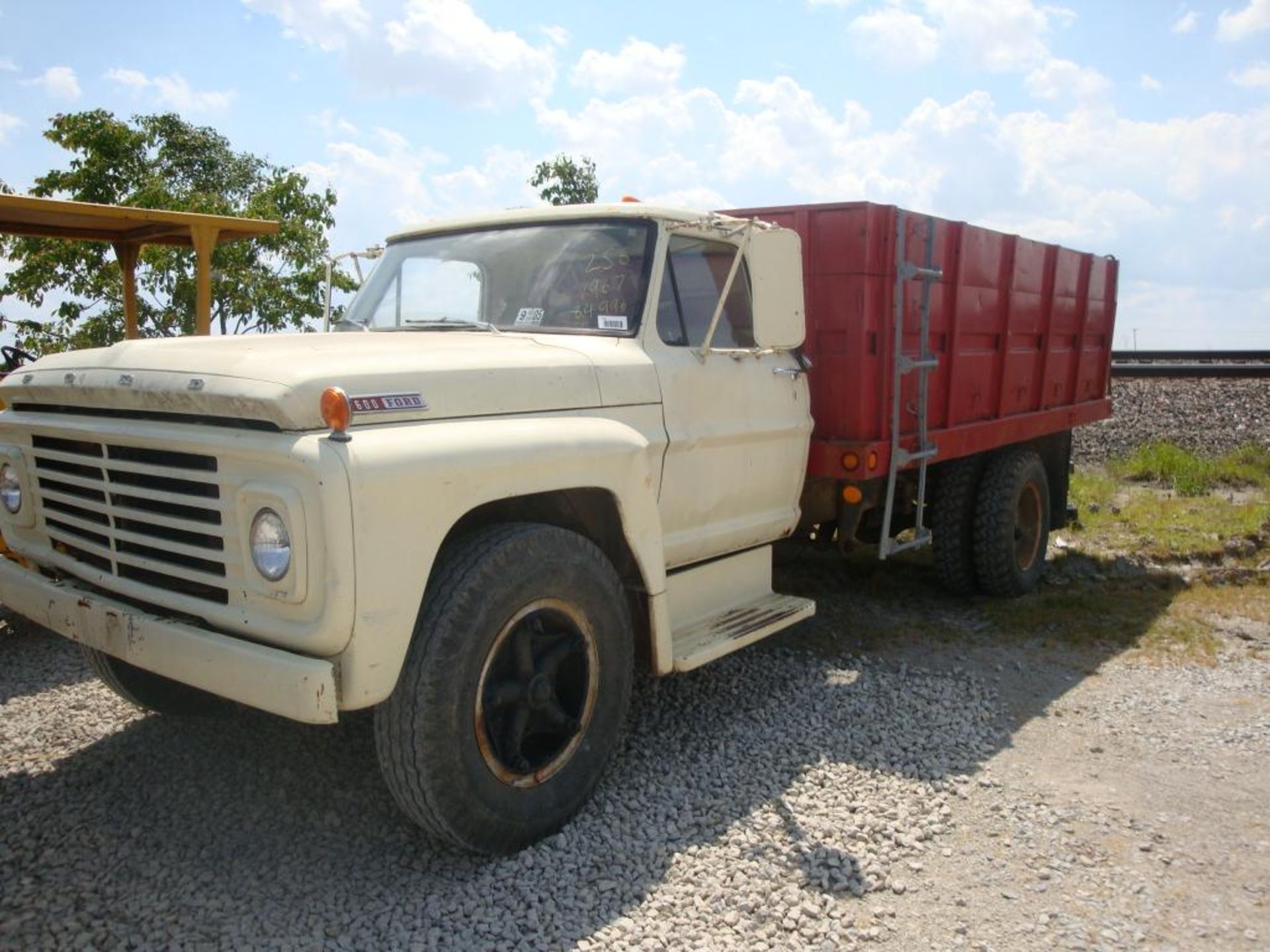 (Title) 1967 Ford 600 grain truck,dump bed, 84,966 miles, gas, good tires