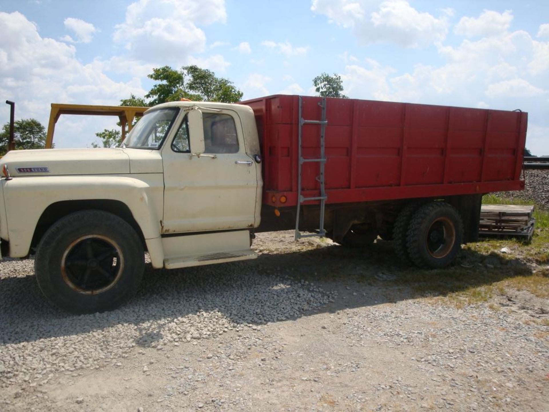 (Title) 1967 Ford 600 grain truck,dump bed, 84,966 miles, gas, good tires - Image 3 of 4