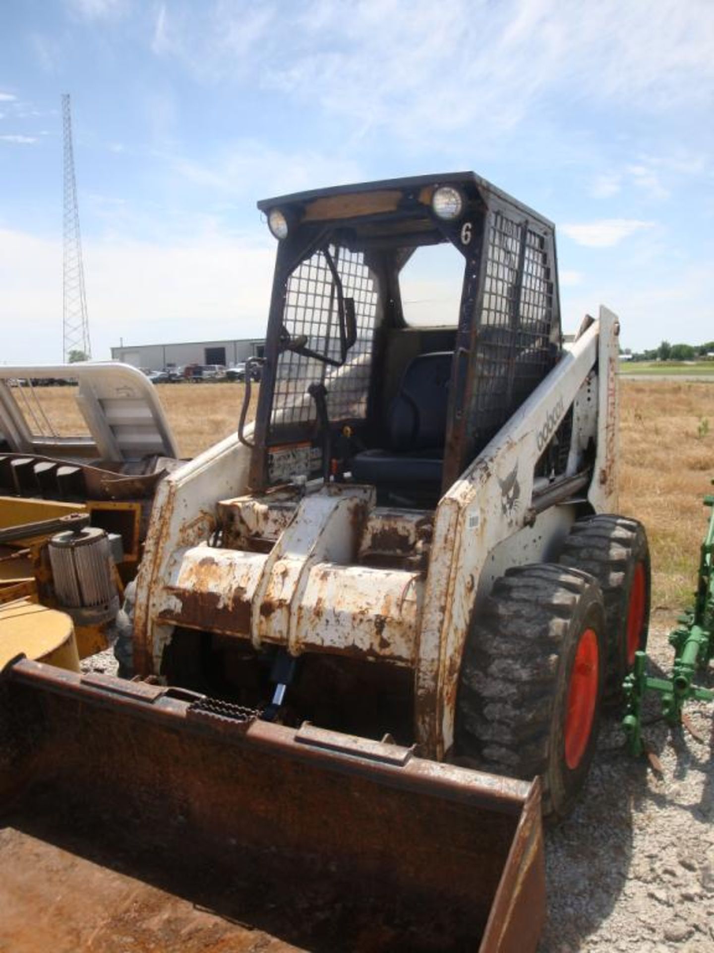 Bobcat Skidsteer 853,2570 hrs, Diesel, new radiator, front aux. hydraulics, lights, bucket