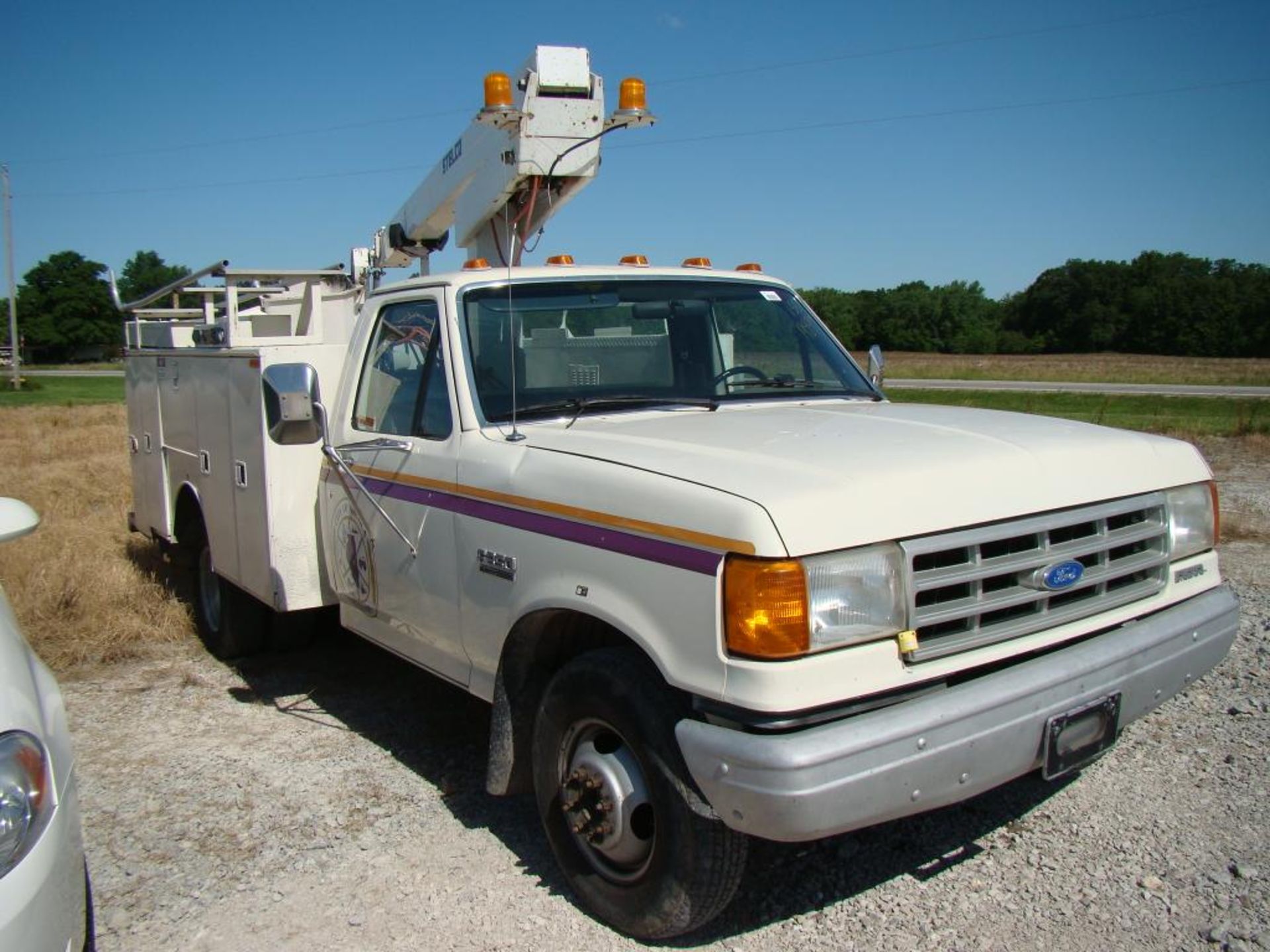 (Title) 1989 Ford F350 bucket truck, 7.3L diesel,4 speed with overdrive, Stelco bucket lift mofel - Image 17 of 18