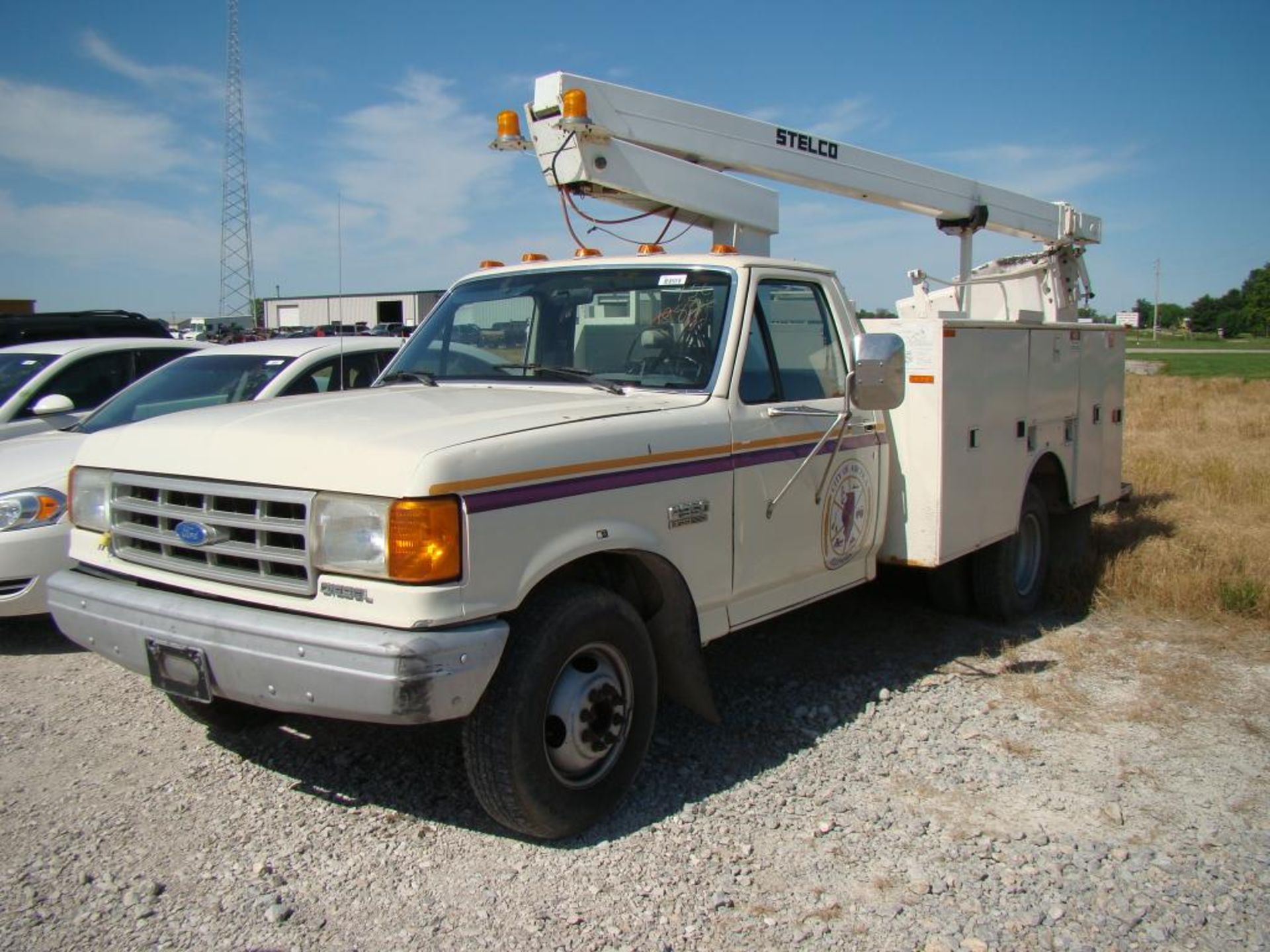 (Title) 1989 Ford F350 bucket truck, 7.3L diesel,4 speed with overdrive, Stelco bucket lift mofel