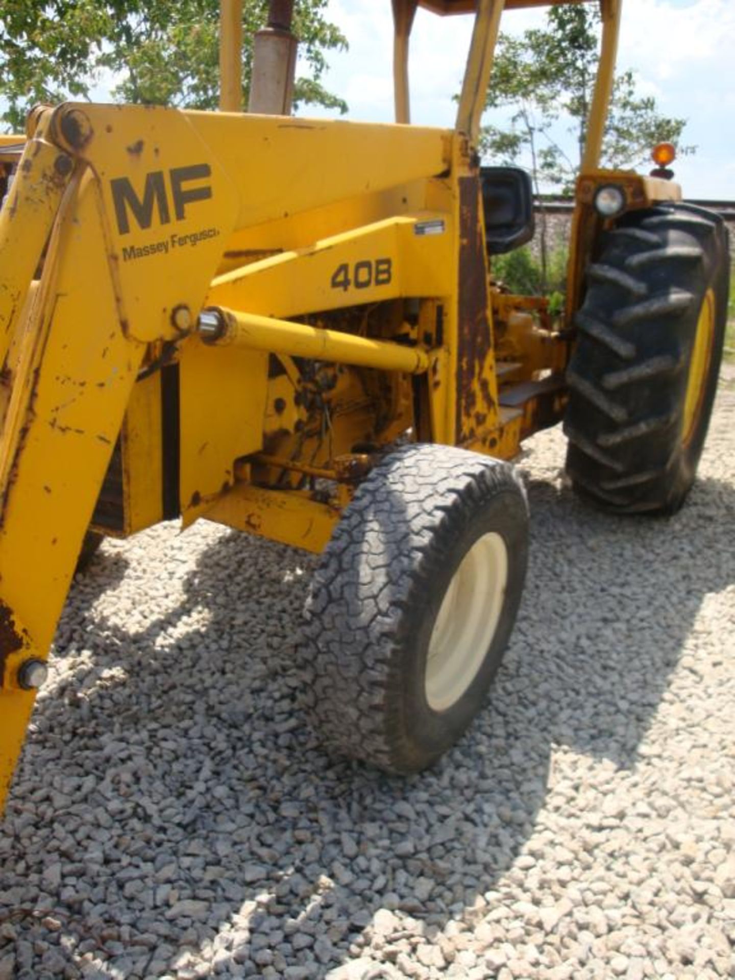 MF 40 tractor w/loader - Image 5 of 16