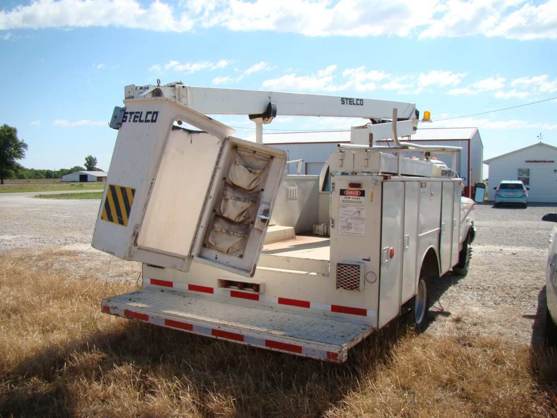 (Title) 1989 Ford F350 bucket truck, 7.3L diesel,4 speed with overdrive, Stelco bucket lift mofel - Image 14 of 18