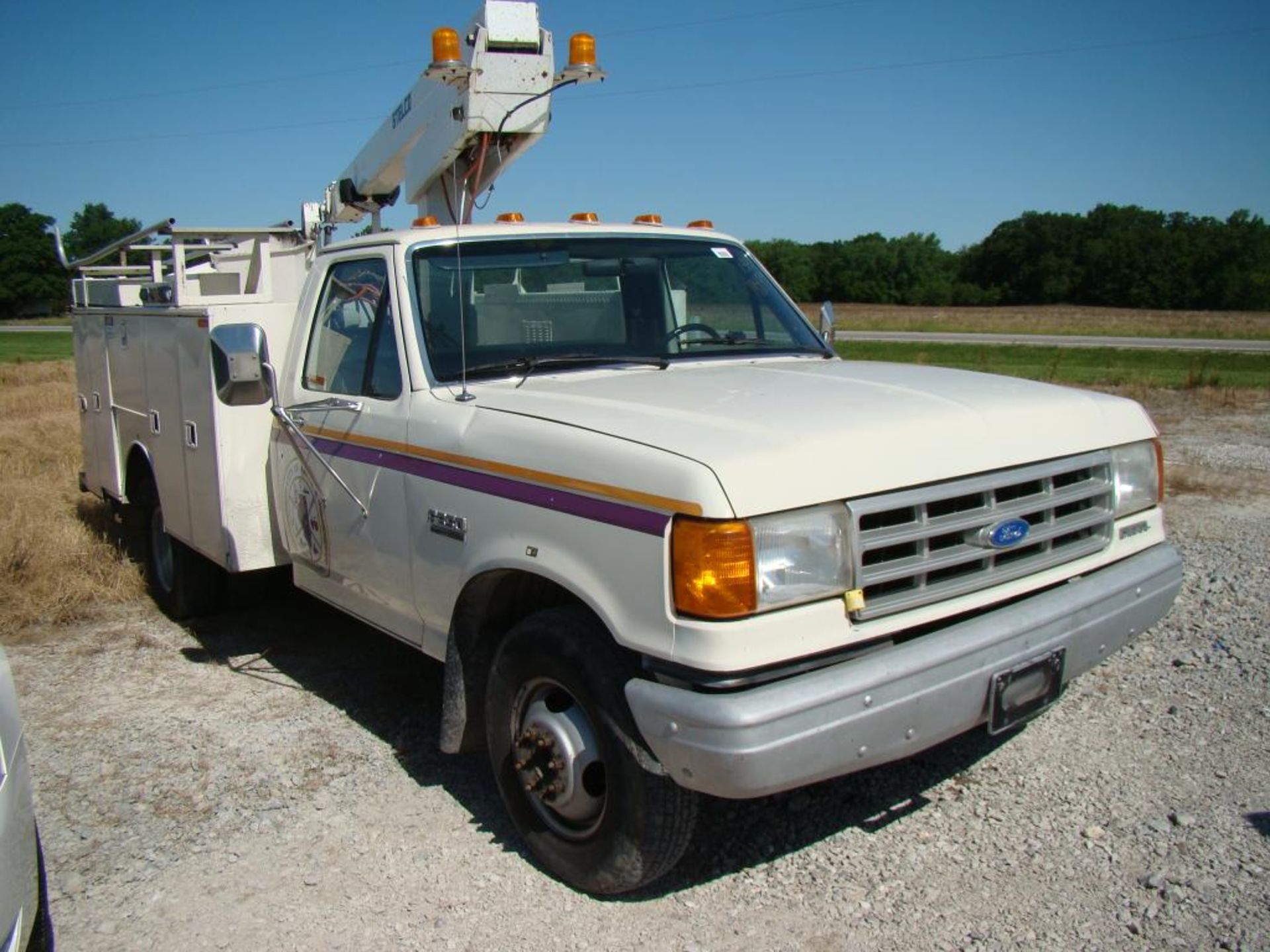 (Title) 1989 Ford F350 bucket truck, 7.3L diesel,4 speed with overdrive, Stelco bucket lift mofel - Image 3 of 18