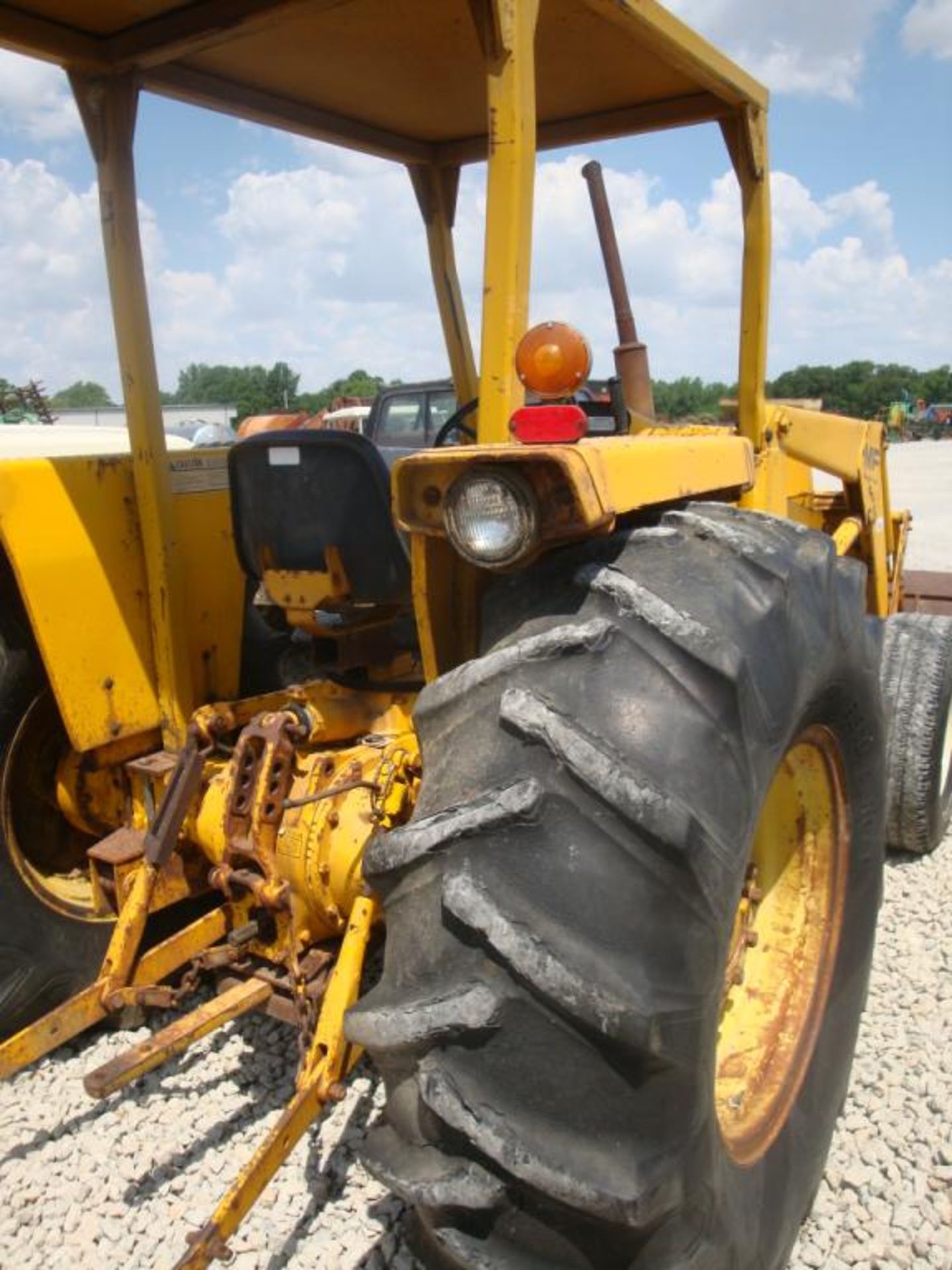 MF 40 tractor w/loader - Image 12 of 16