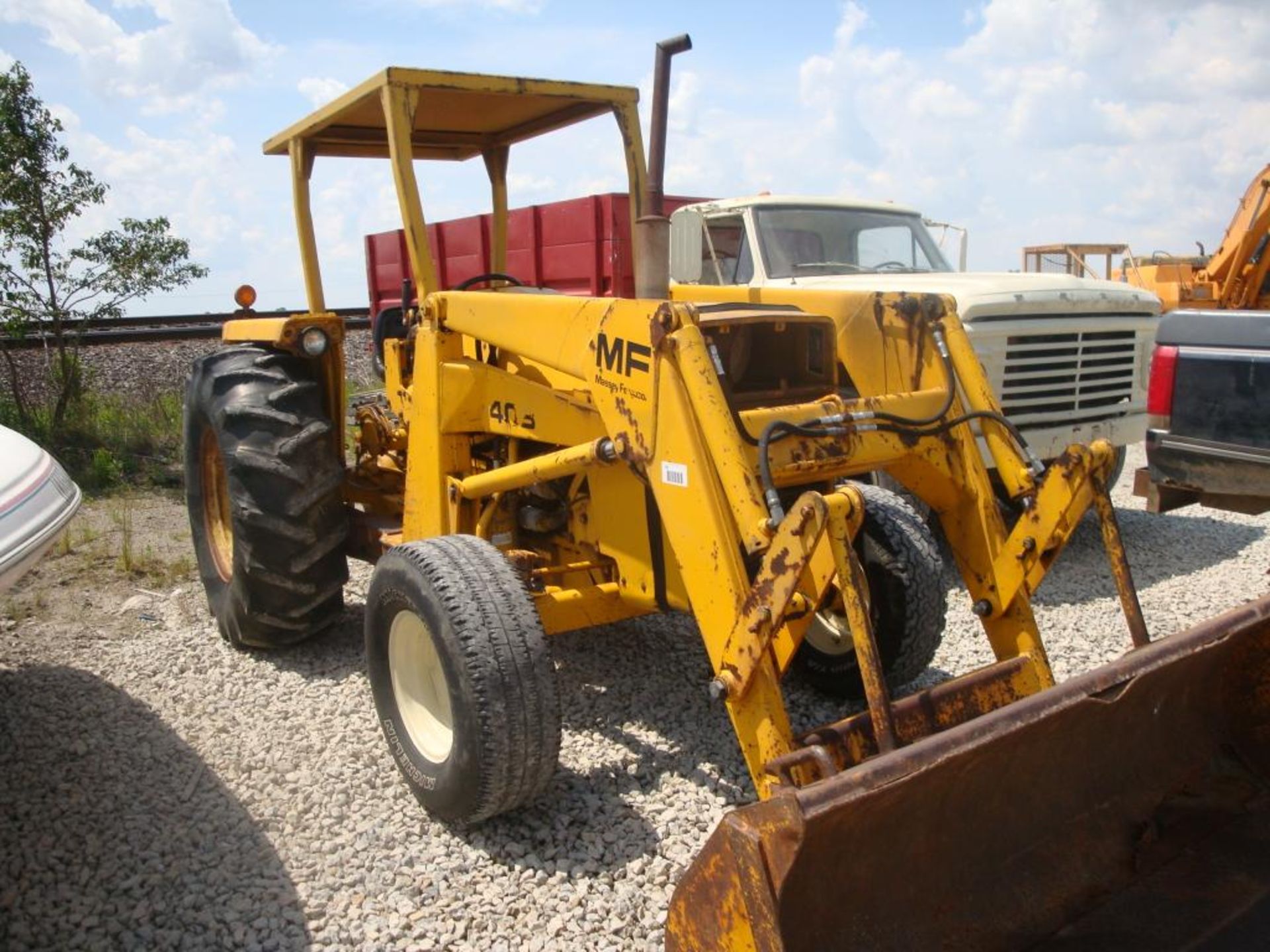 MF 40 tractor w/loader