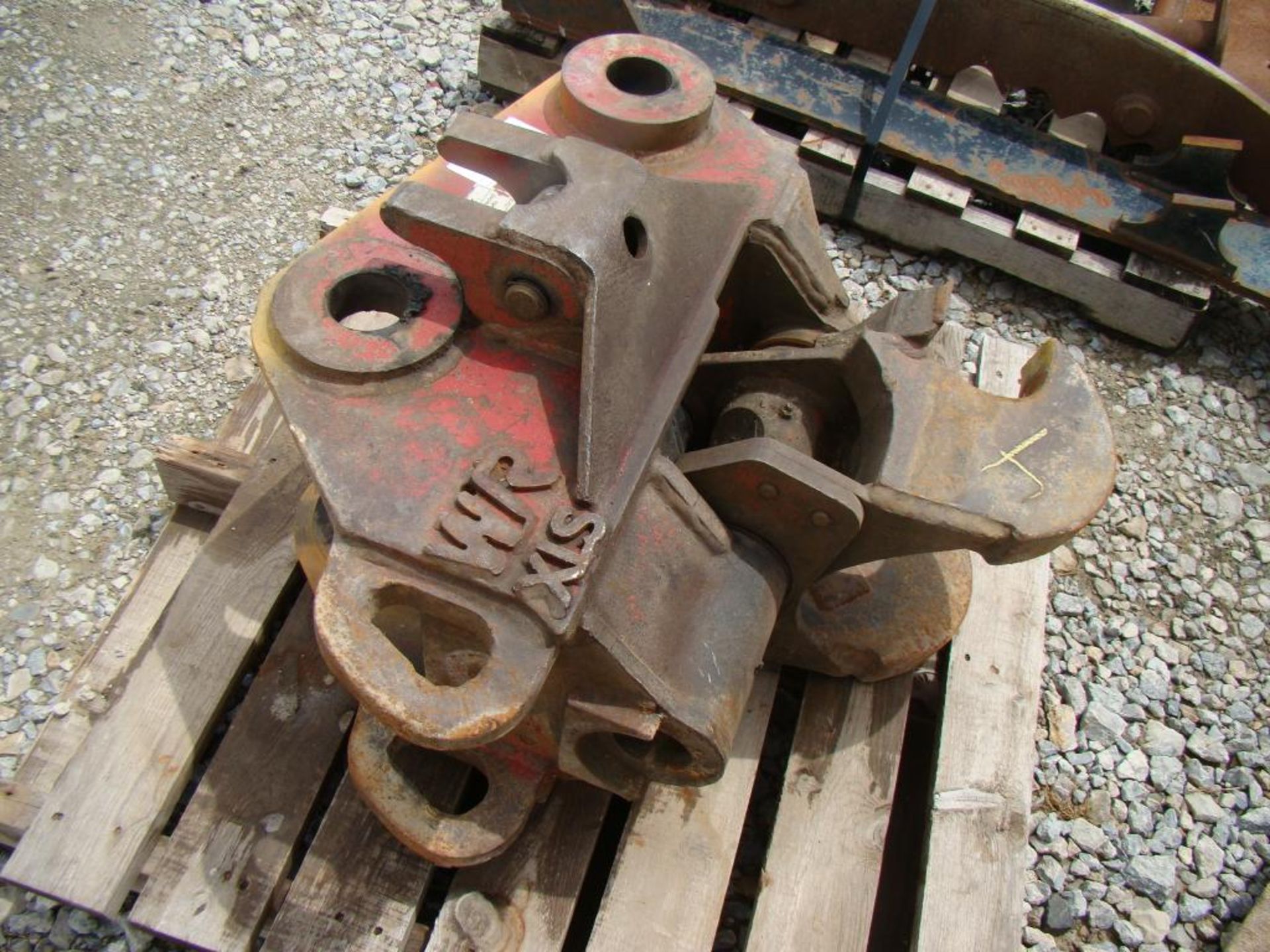 Wain Roy swing coupler for track hoe - Image 2 of 2