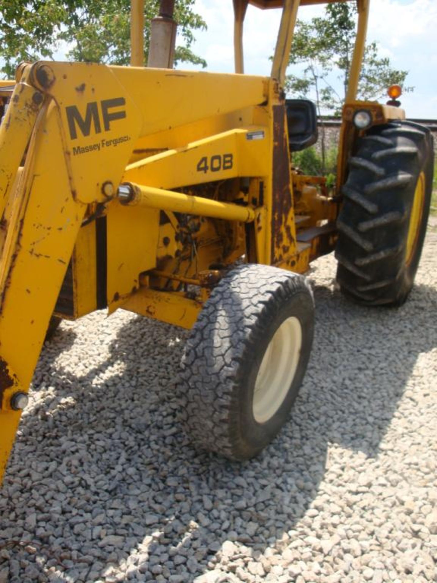 MF 40 tractor w/loader - Image 6 of 16