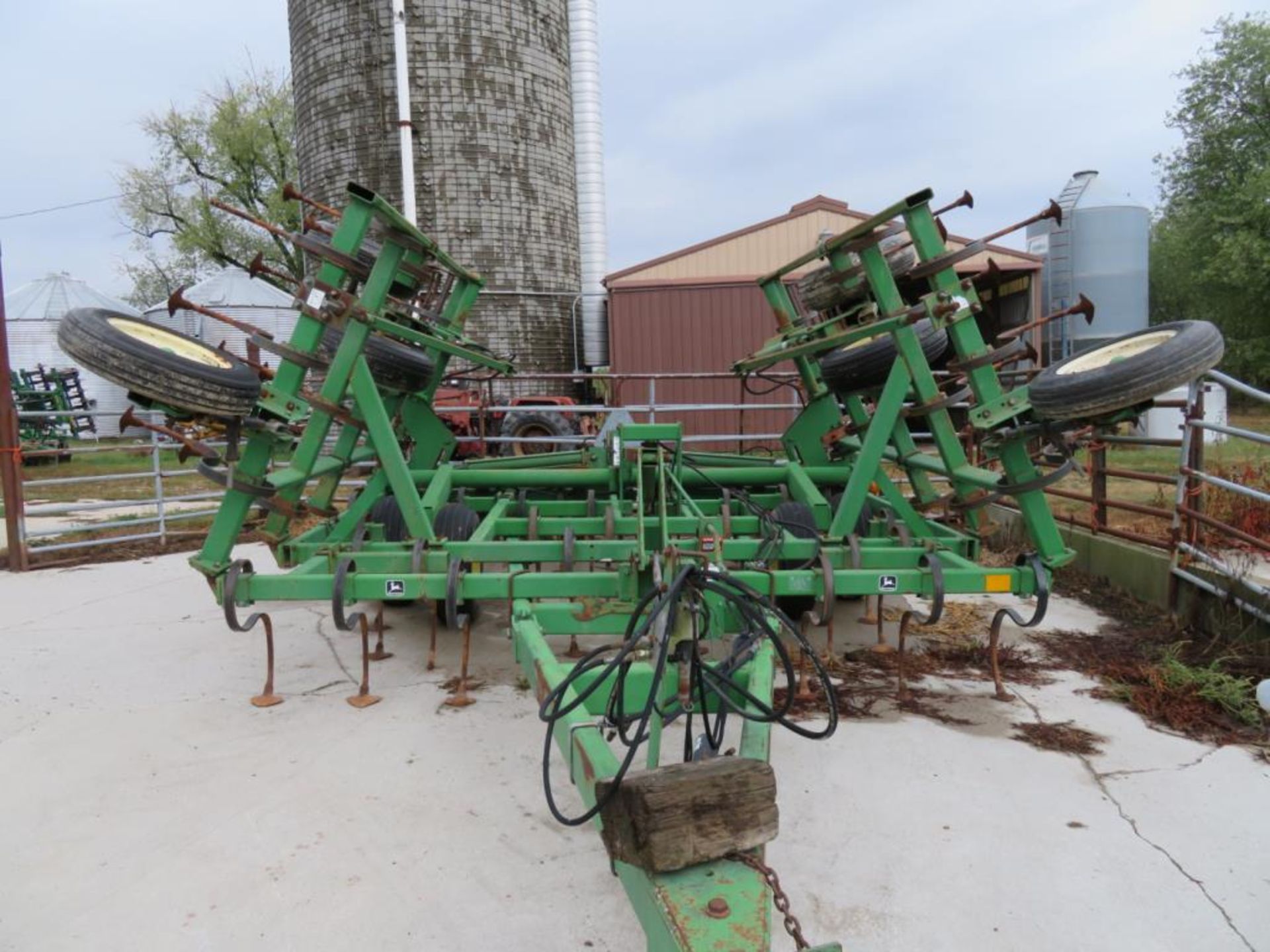 John Deere 980 field cultivator w/Unverferth rolling basket, serial N00980X00967U - Image 3 of 4