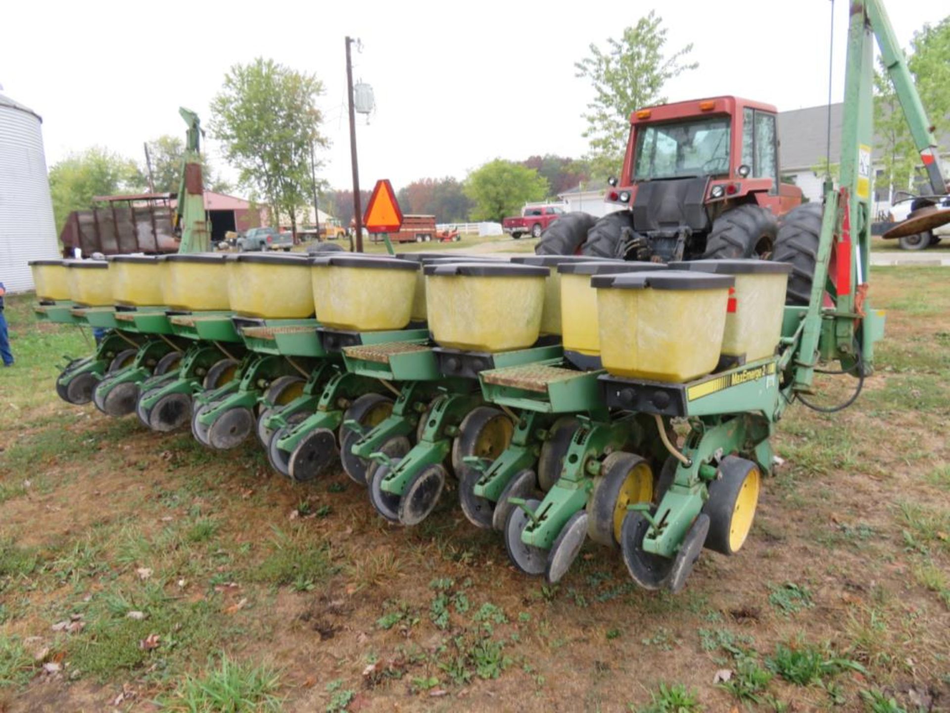 John Deere 7240 8-15 split row planter w/ext box, monitor, radar serial A07240A100745 - Image 4 of 6