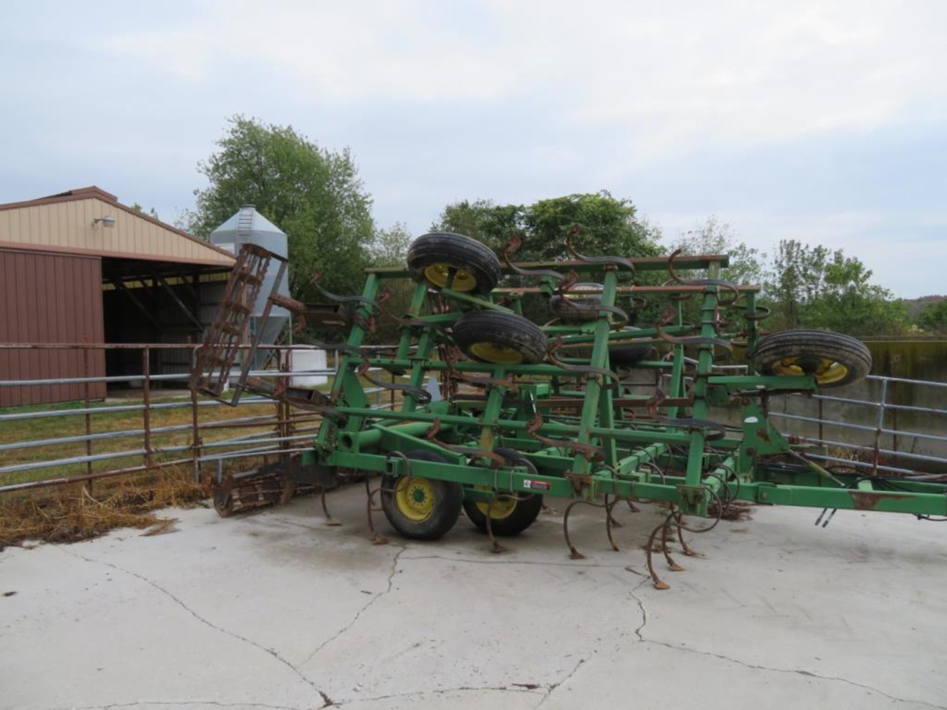 John Deere 980 field cultivator w/Unverferth rolling basket, serial N00980X00967U - Image 4 of 4