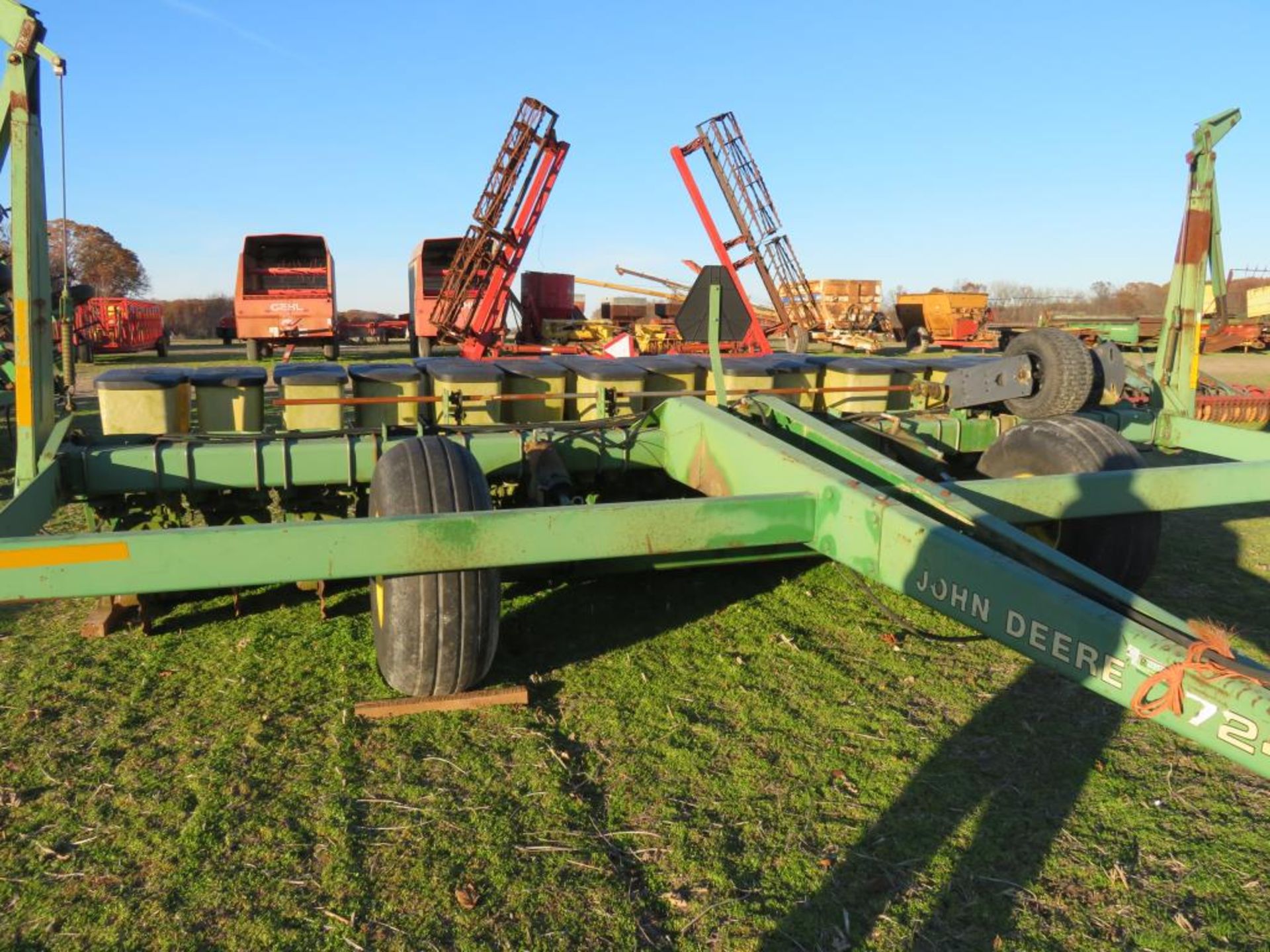 John Deere 7240 8-15 split row planter w/ext box, monitor, radar serial A07240A100745 - Image 6 of 6