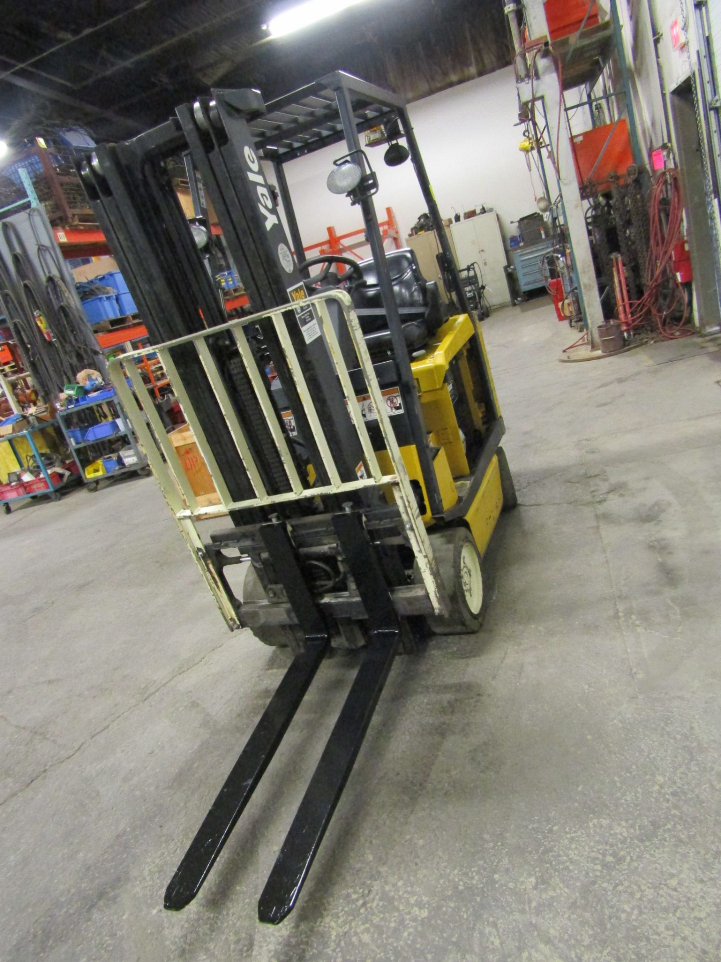 2008 Yale Electric Forklift 4000lbs capacity with 3-stage Mast and sideshift with charger - Image 2 of 2