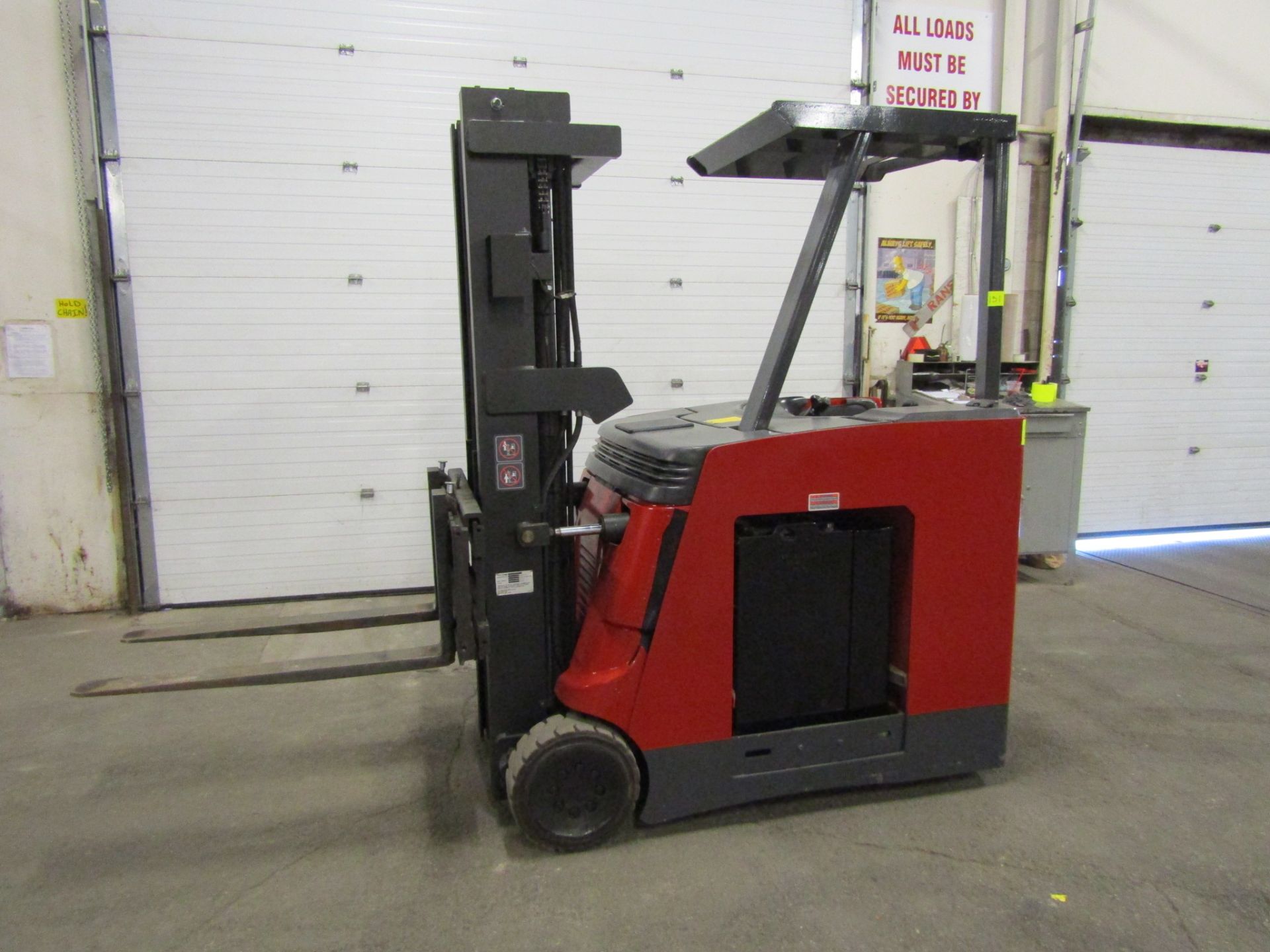 Raymond 5000lbs Capacity Forklift - Electric unit with LOW HOURS and Charger