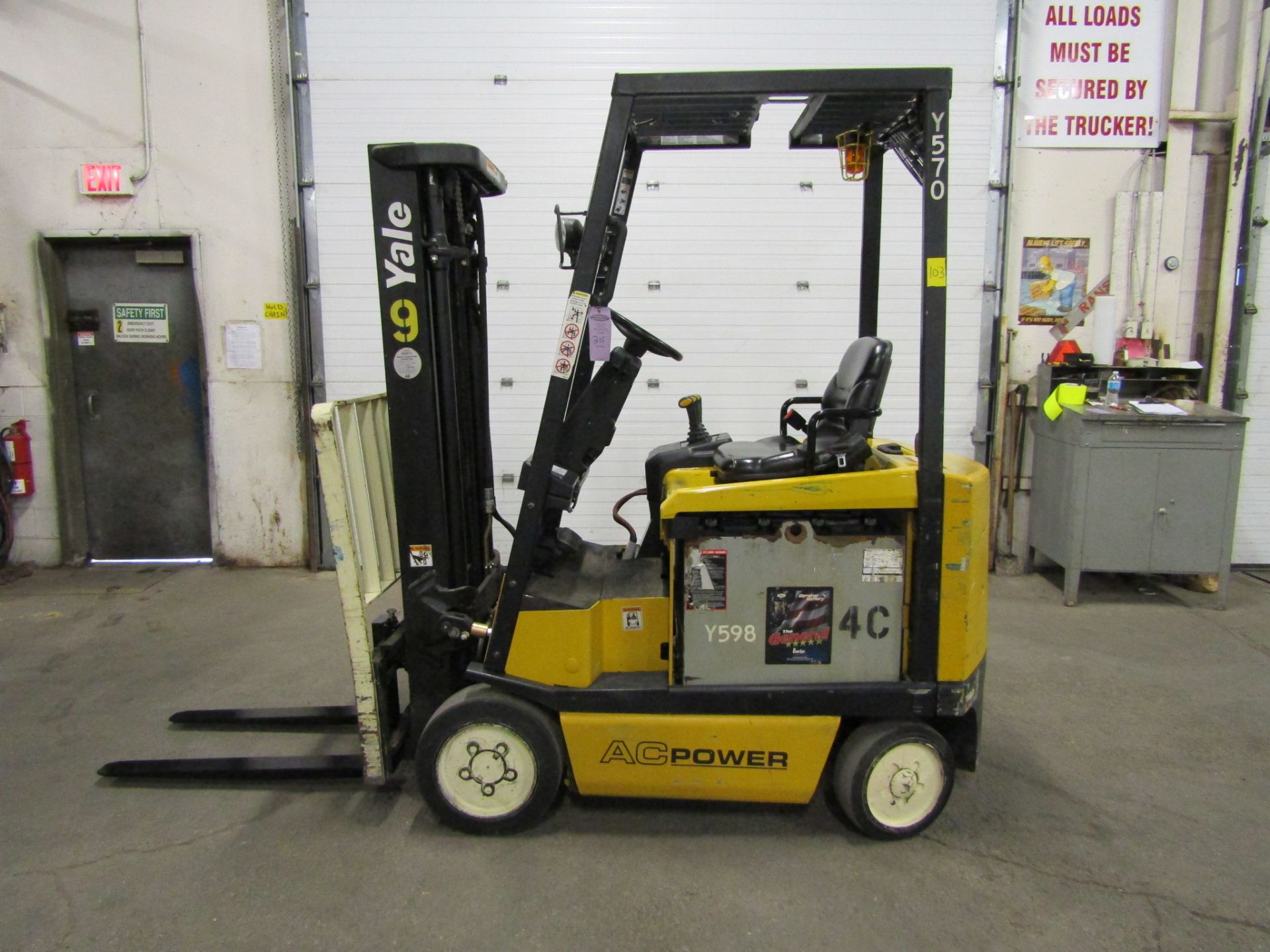 2007 Yale Electric Forklift 4000lbs capacity with 3-stage Mast and sideshift with charger and LOW