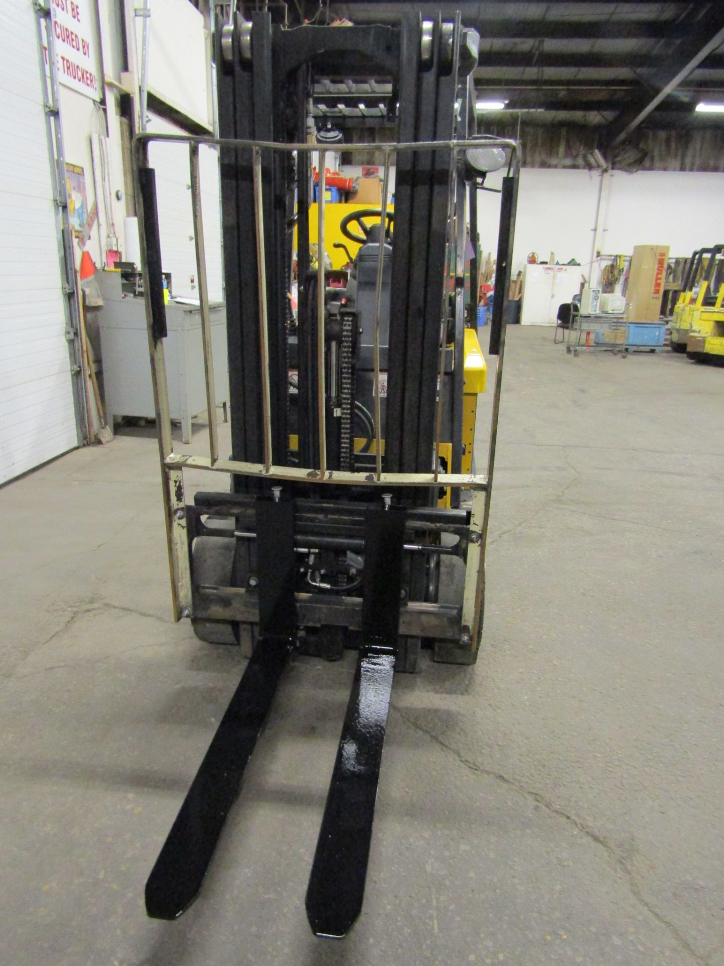 2008 Yale Electric Forklift 5000lbs capacity with 3-stage Mast and sideshift with charger - Image 2 of 2