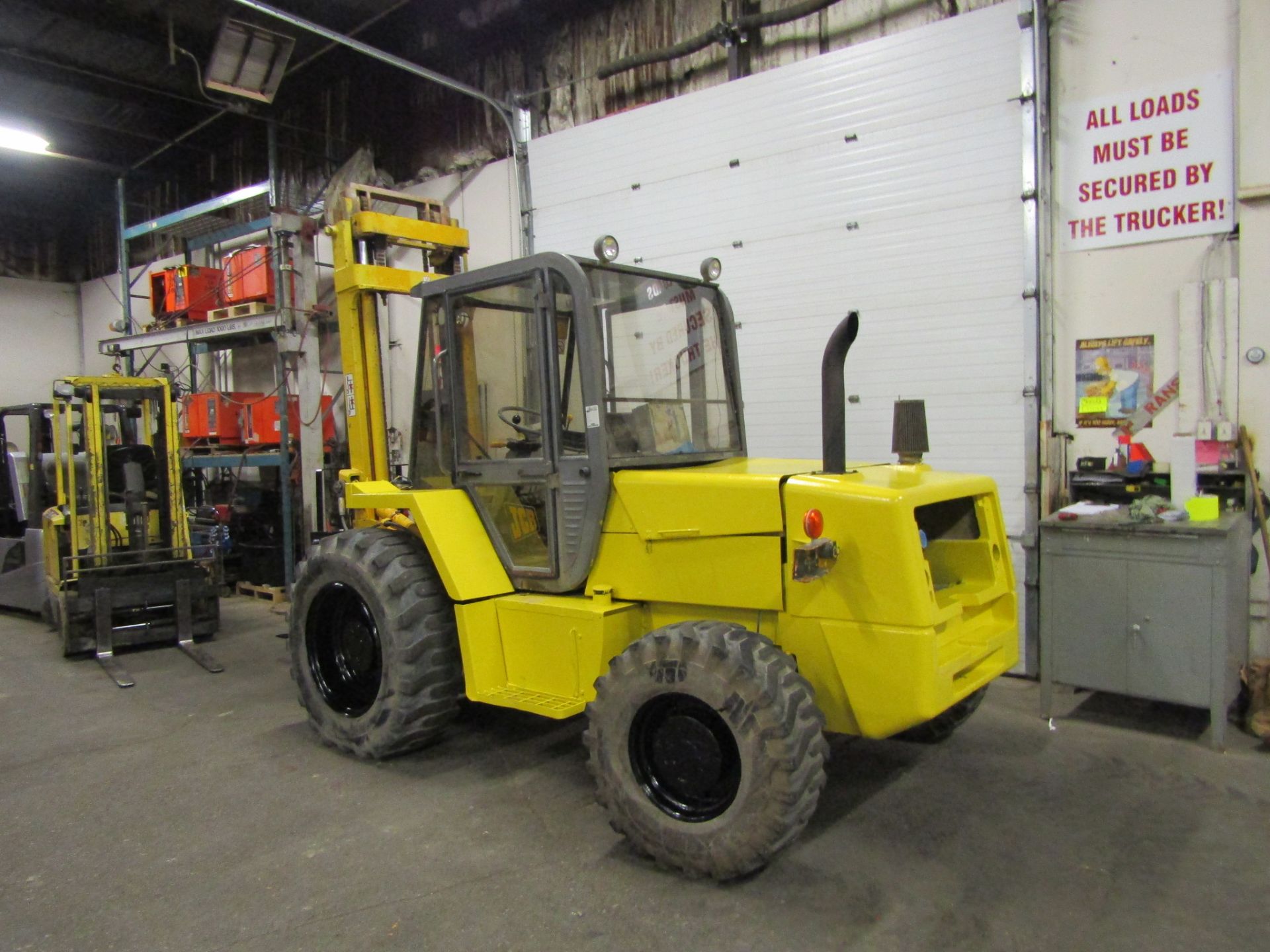 JCB 6000lbs OUTDOOR Forklift with FOUR-WHEEL DRIVE with 3-stage mast & sideshift - diesel powered - Image 2 of 2