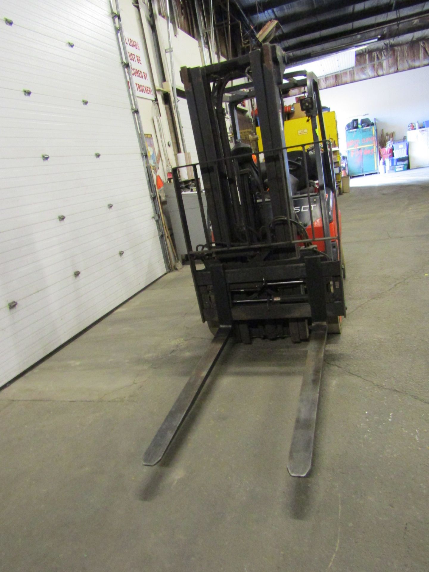 2013 Linde 5000lbs capacity Forklift - LPG (propane) with Fork Positioner & LOW HOURS (no propane - Image 2 of 2