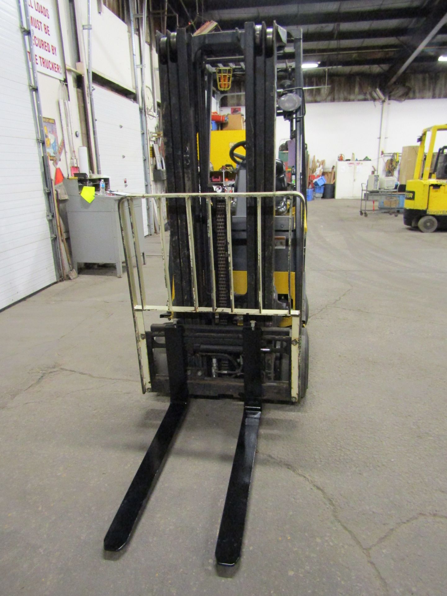 2007 Yale Electric Forklift 4000lbs capacity with 3-stage Mast and sideshift with charger and LOW - Image 2 of 2