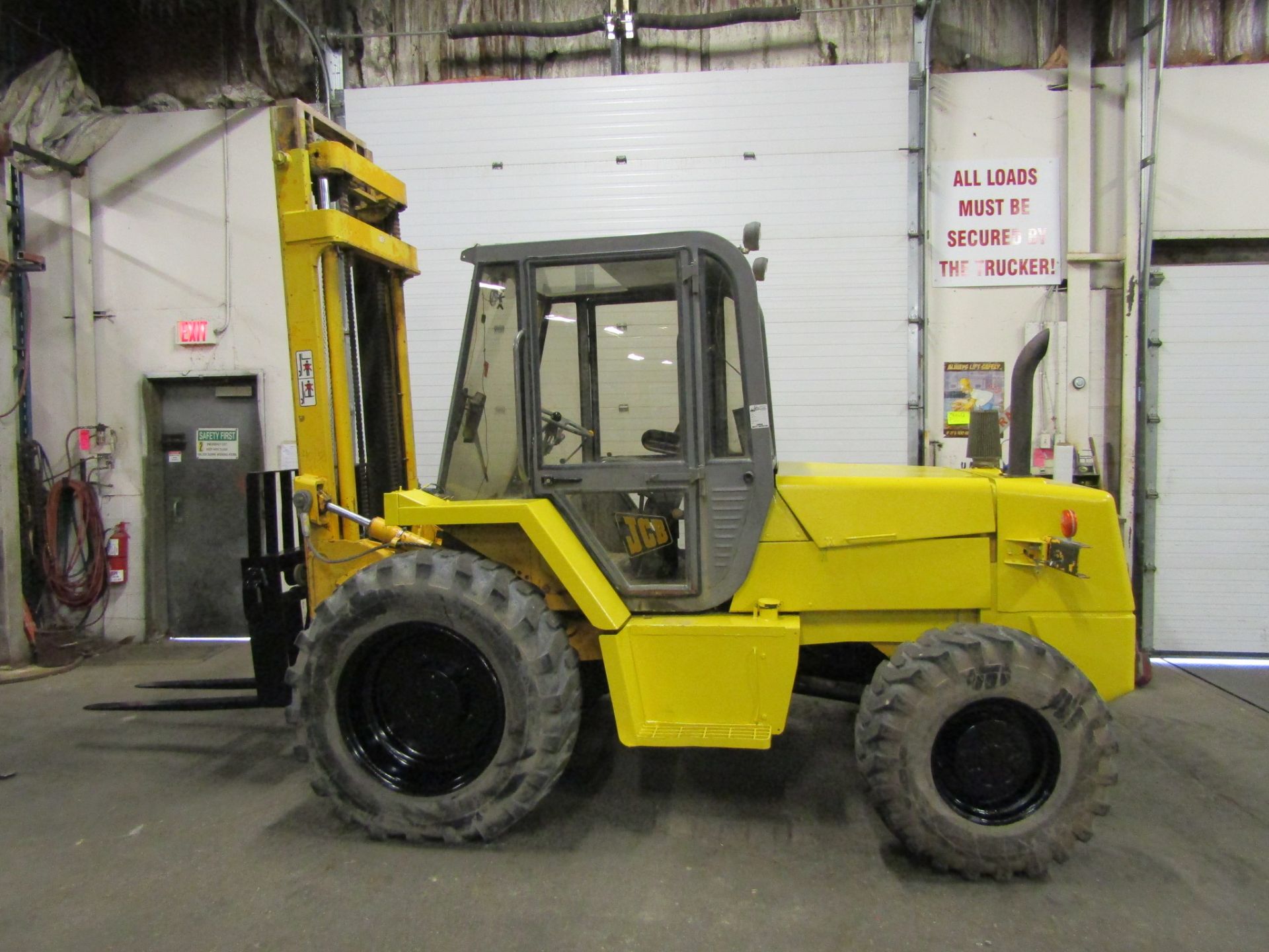 JCB 6000lbs OUTDOOR Forklift with FOUR-WHEEL DRIVE with 3-stage mast & sideshift - diesel powered