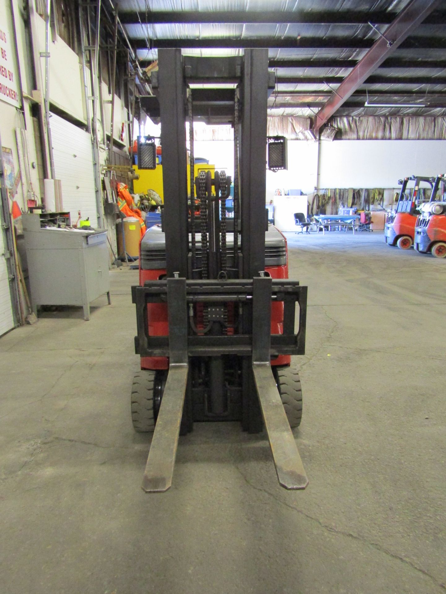 Raymond 5000lbs Capacity Forklift - Electric unit with LOW HOURS and Charger - Image 2 of 2