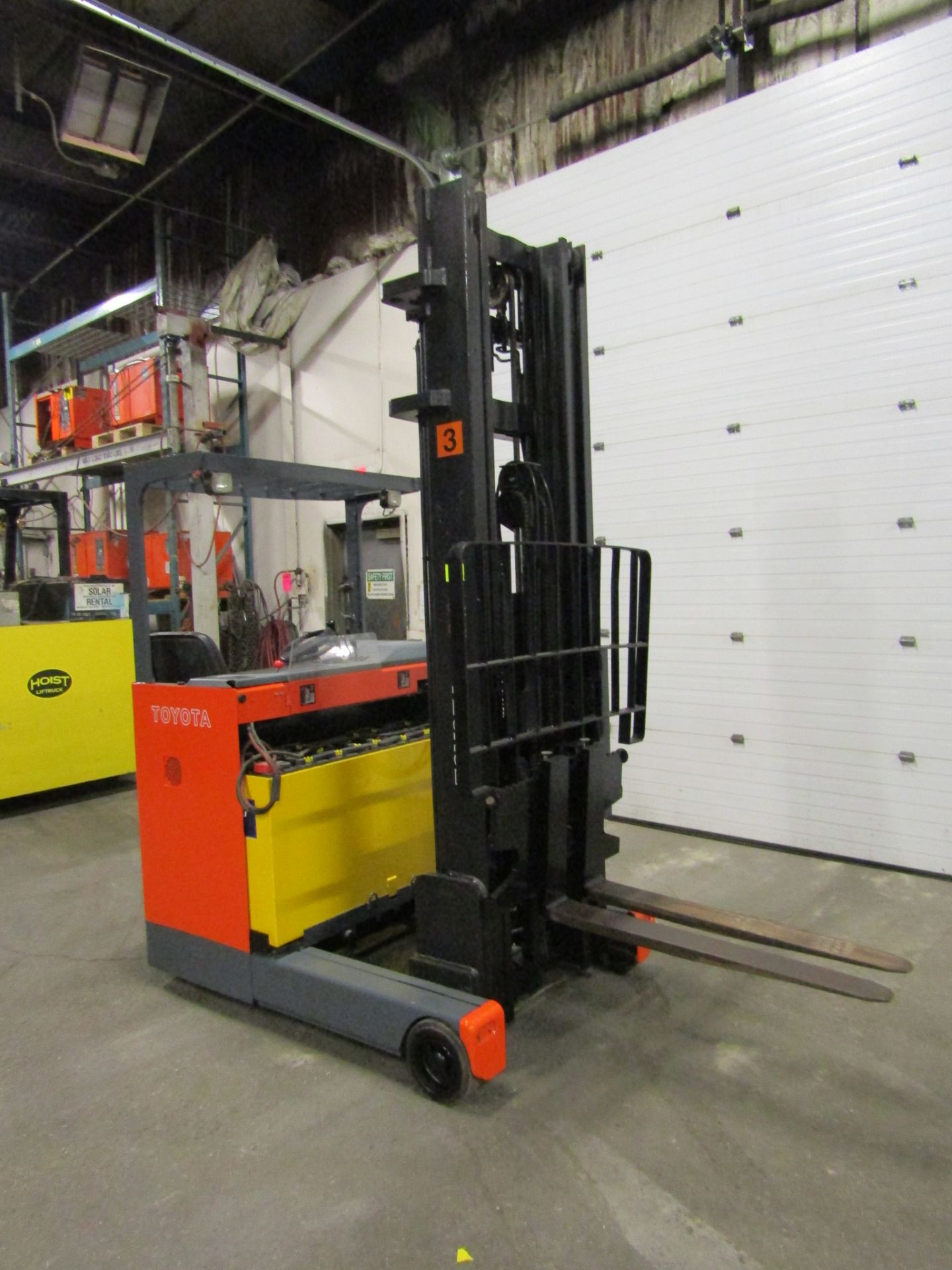 Toyota Standup Warehouse Forklift REACH TRUCK unit with 3-stage mast - 3200lbs Capacity - Image 2 of 3
