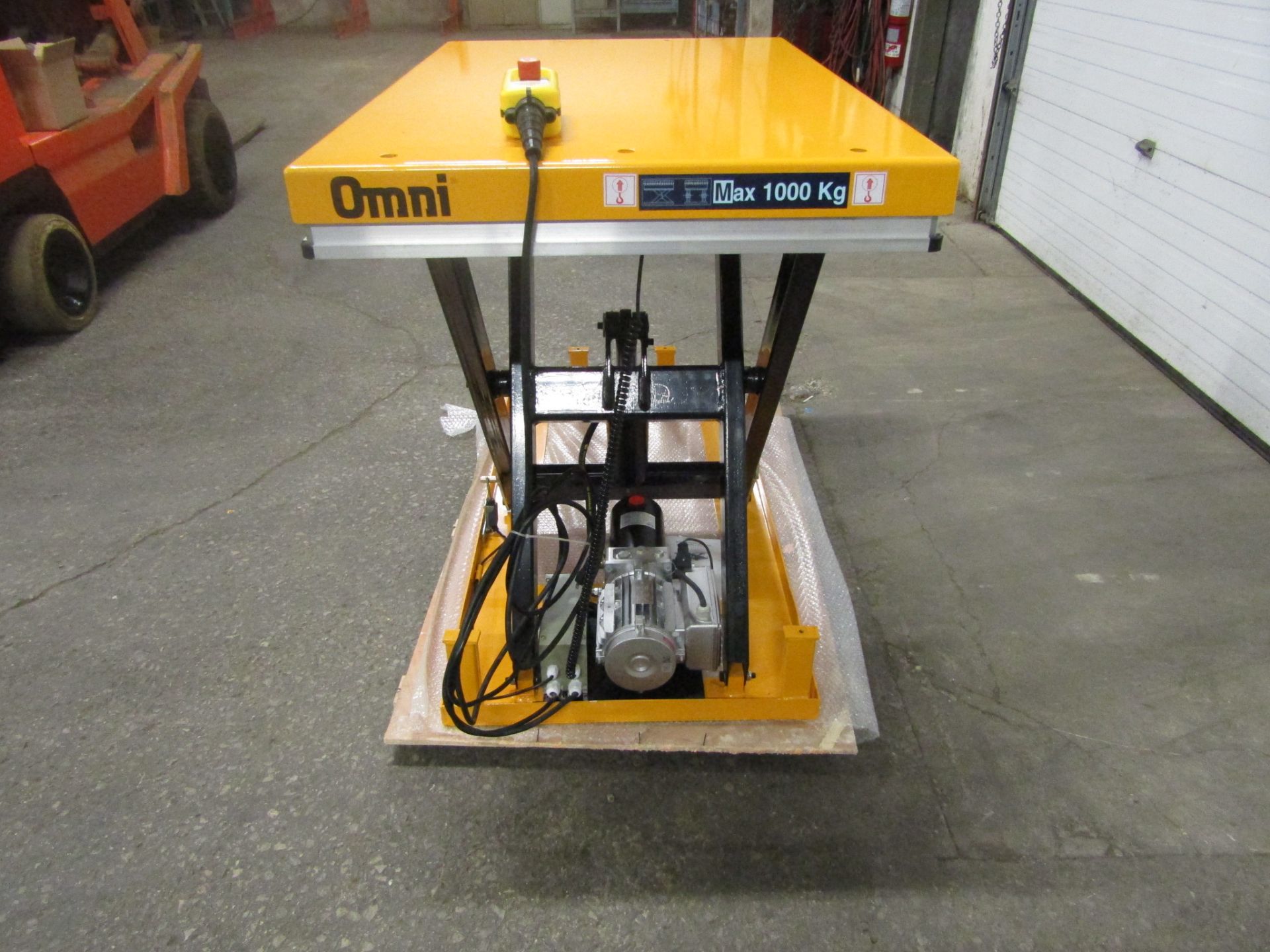 Omni Hydraulic Lift Table 32" x 52" x 40" lift - 2000lbs capacity - MINT - 115V - Image 2 of 3